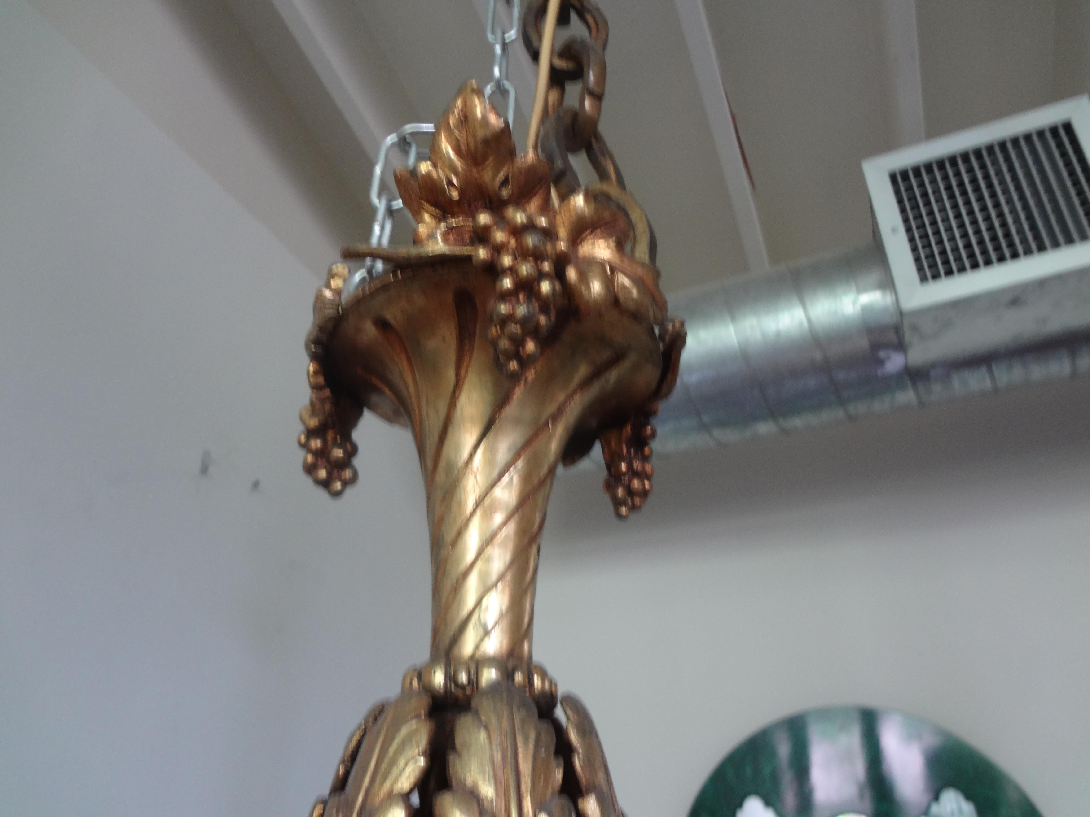 Lámpara de araña italiana de 6 luces de bronce dorado de estilo neoclásico Dorado en venta