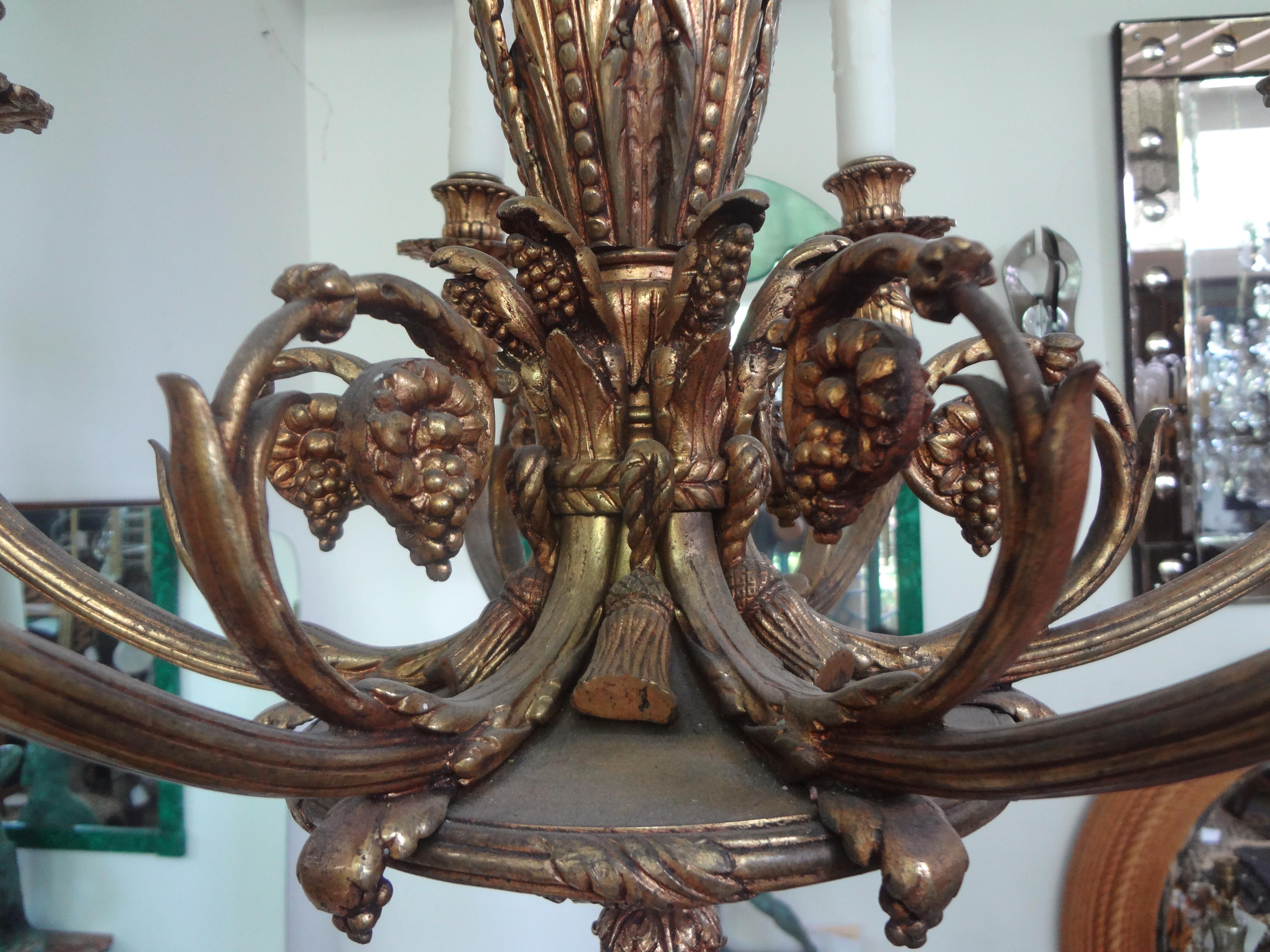 Italienischer 6-Licht-Kronleuchter aus vergoldeter Bronze im neoklassischen Stil (Frühes 20. Jahrhundert) im Angebot