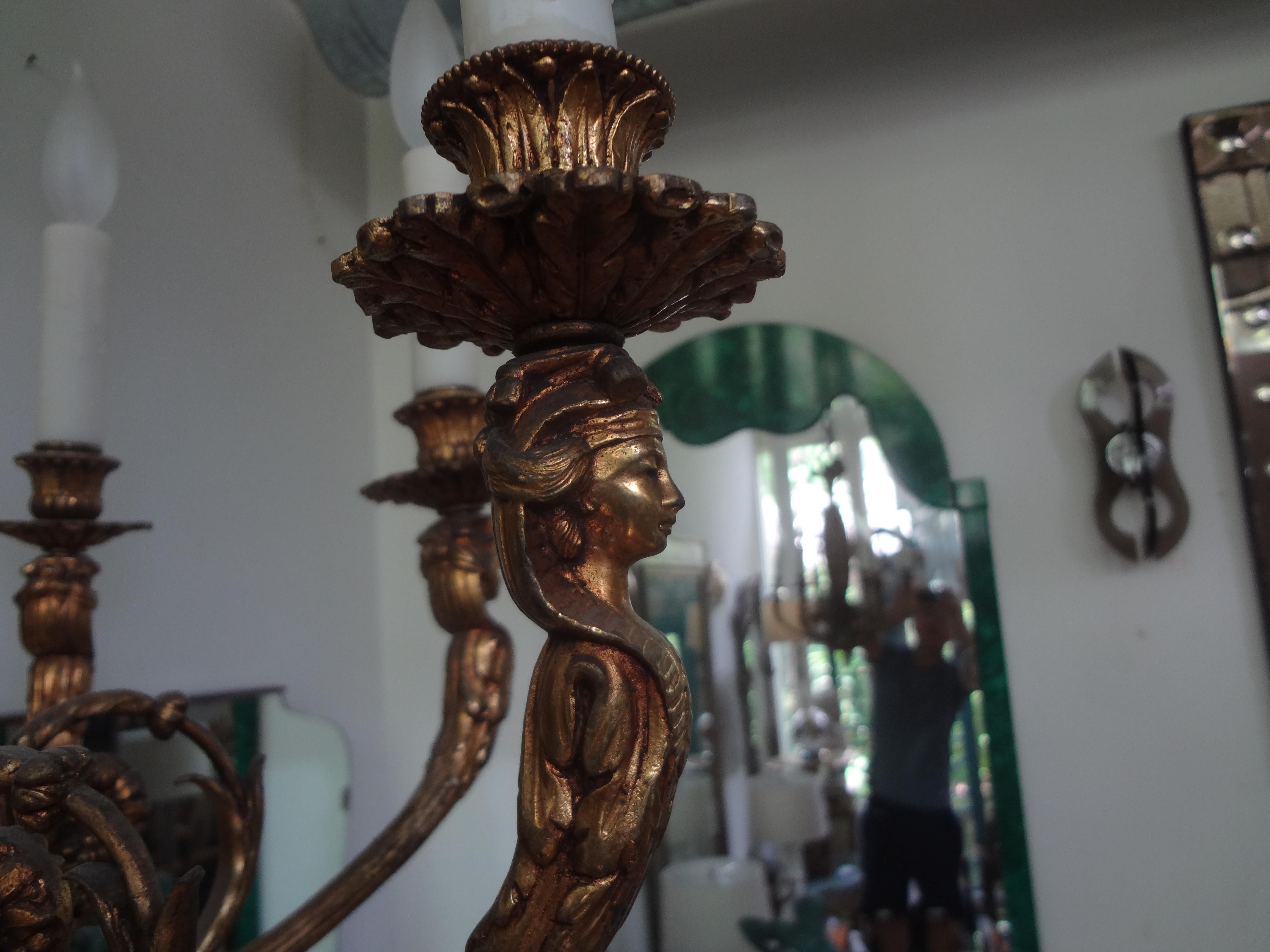 Italienischer 6-Licht-Kronleuchter aus vergoldeter Bronze im neoklassischen Stil im Angebot 3