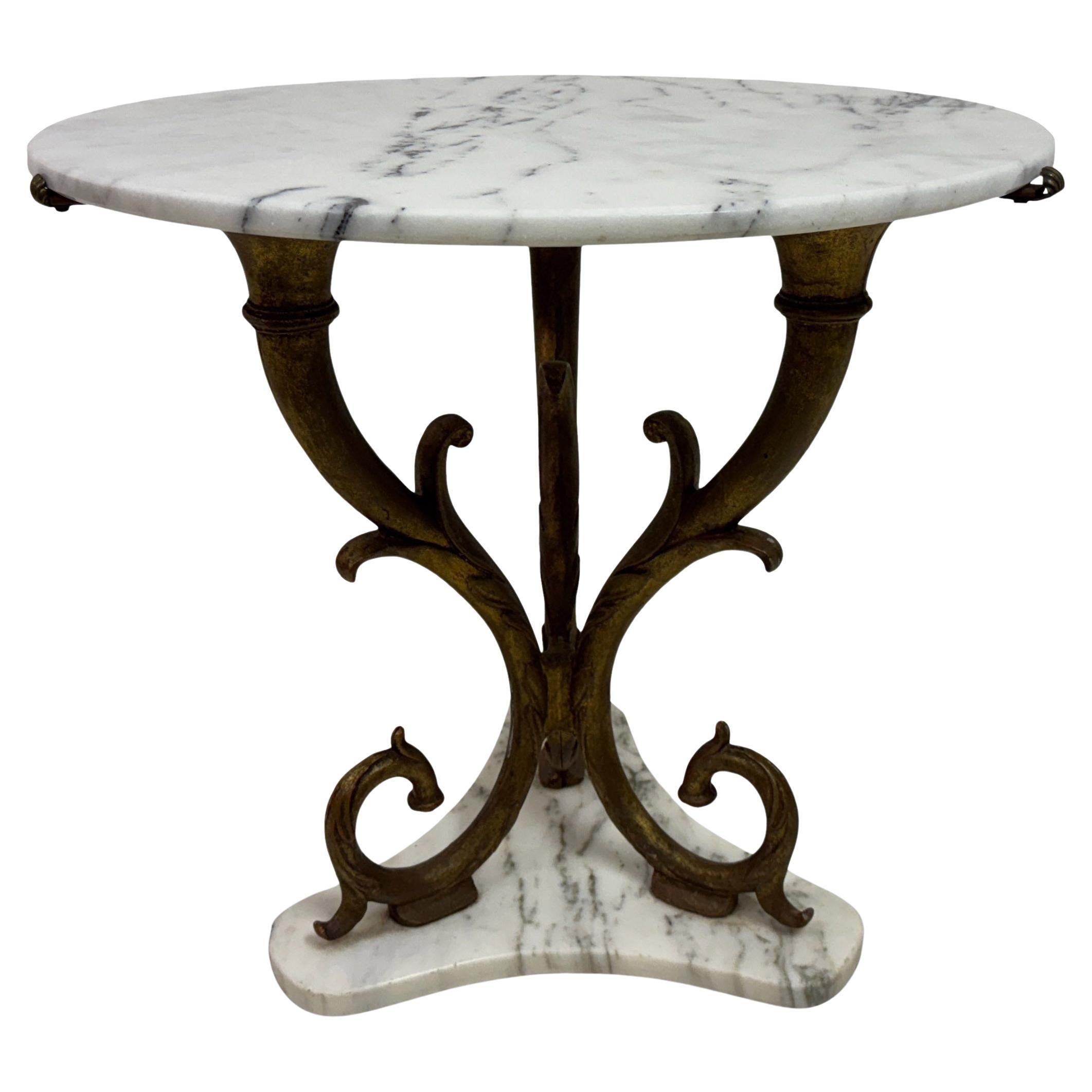 Mesa auxiliar italiana de estilo neoclásico en metal dorado y mármol, años 50