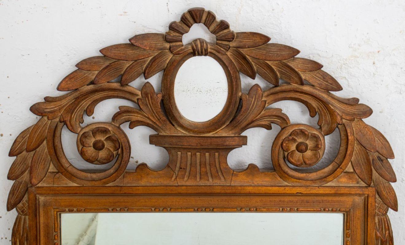 Italian Neoclassical Style Giltwood Mirror In Good Condition In New York, NY