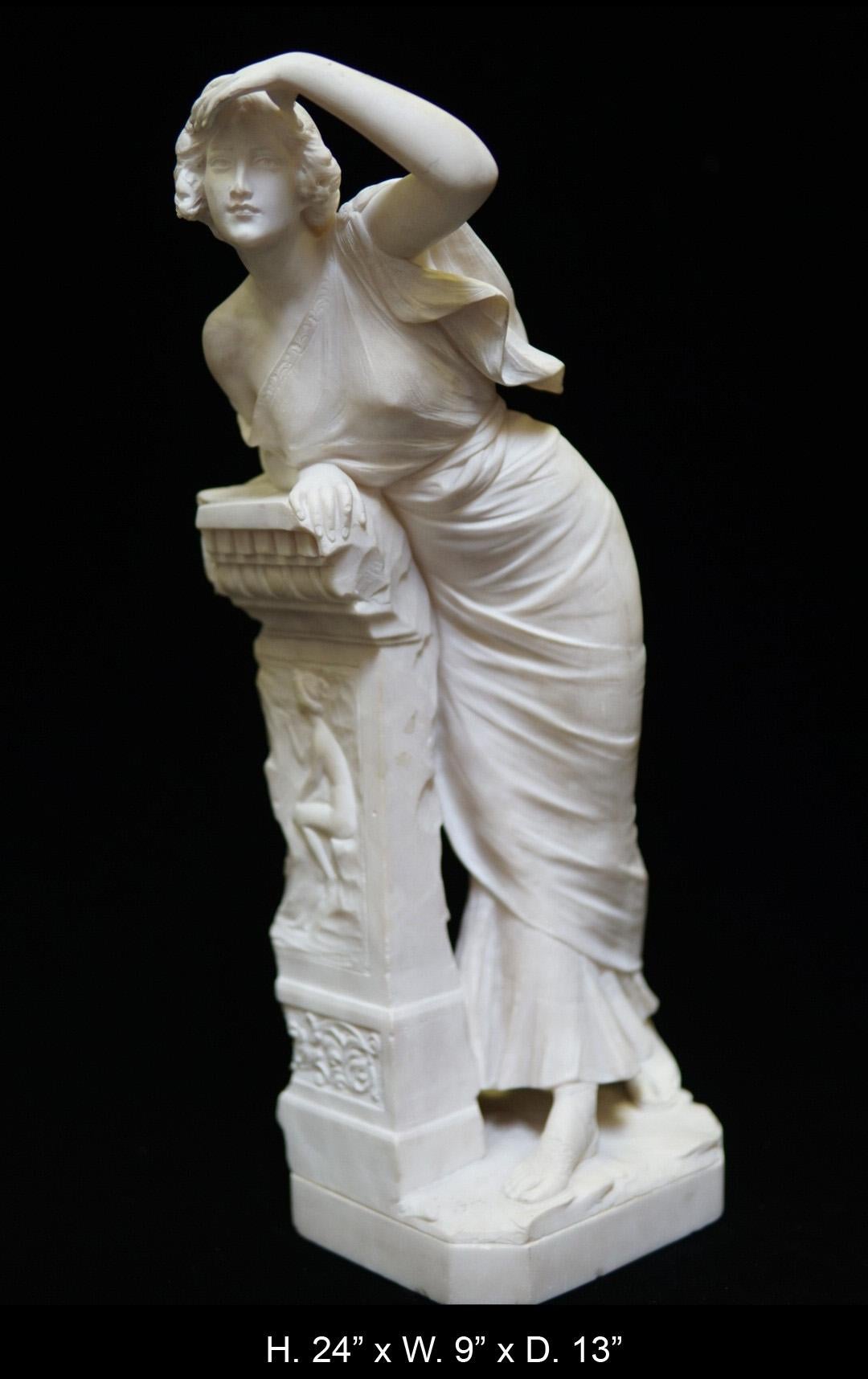 Fine sculpture italienne de style néoclassique en albâtre blanc sculpté à la main, représentant une jeune fille debout habillée de vêtements néoclassiques, appuyée sur un piédestal architectural, représentant un nu assis en relief, le tout reposant