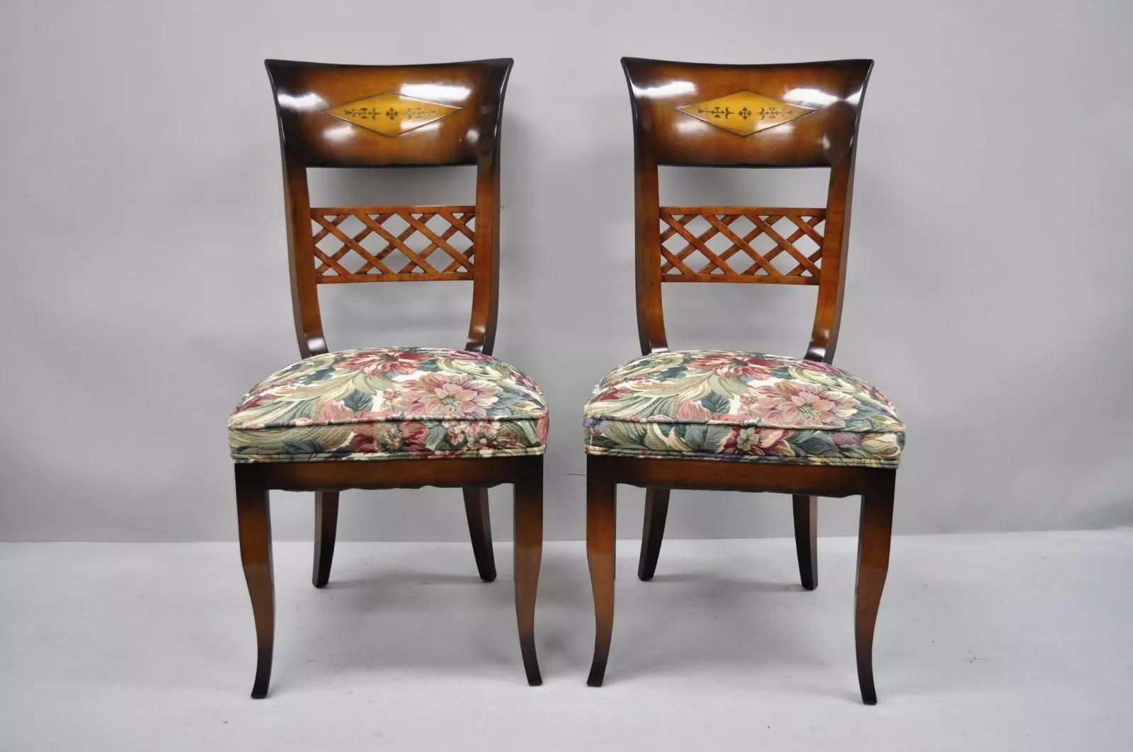 Set di 8 sedie da pranzo vintage in stile neoclassico con schienale alto e intarsiato in ottone. L'offerta comprende 8 sedie da pranzo con intarsi in ottone, ritagli a griglia, schienali alti e curvi, struttura in legno massiccio,  gambe affusolate,