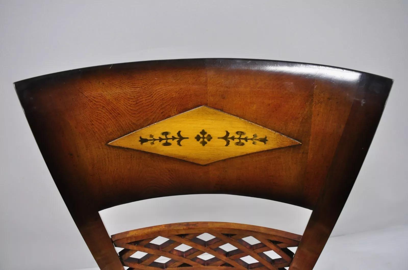 Sconosciuto Sedie da pranzo con schienale alto in stile neoclassico italiano, intarsiate in ottone - Set di 8 in vendita