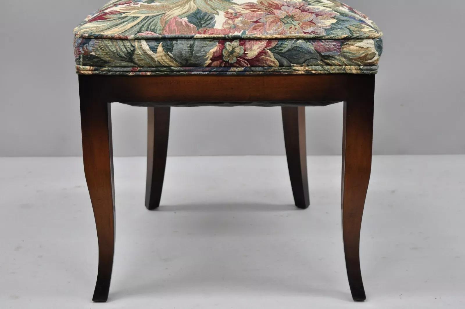 XX secolo Sedie da pranzo con schienale alto in stile neoclassico italiano, intarsiate in ottone - Set di 8 in vendita