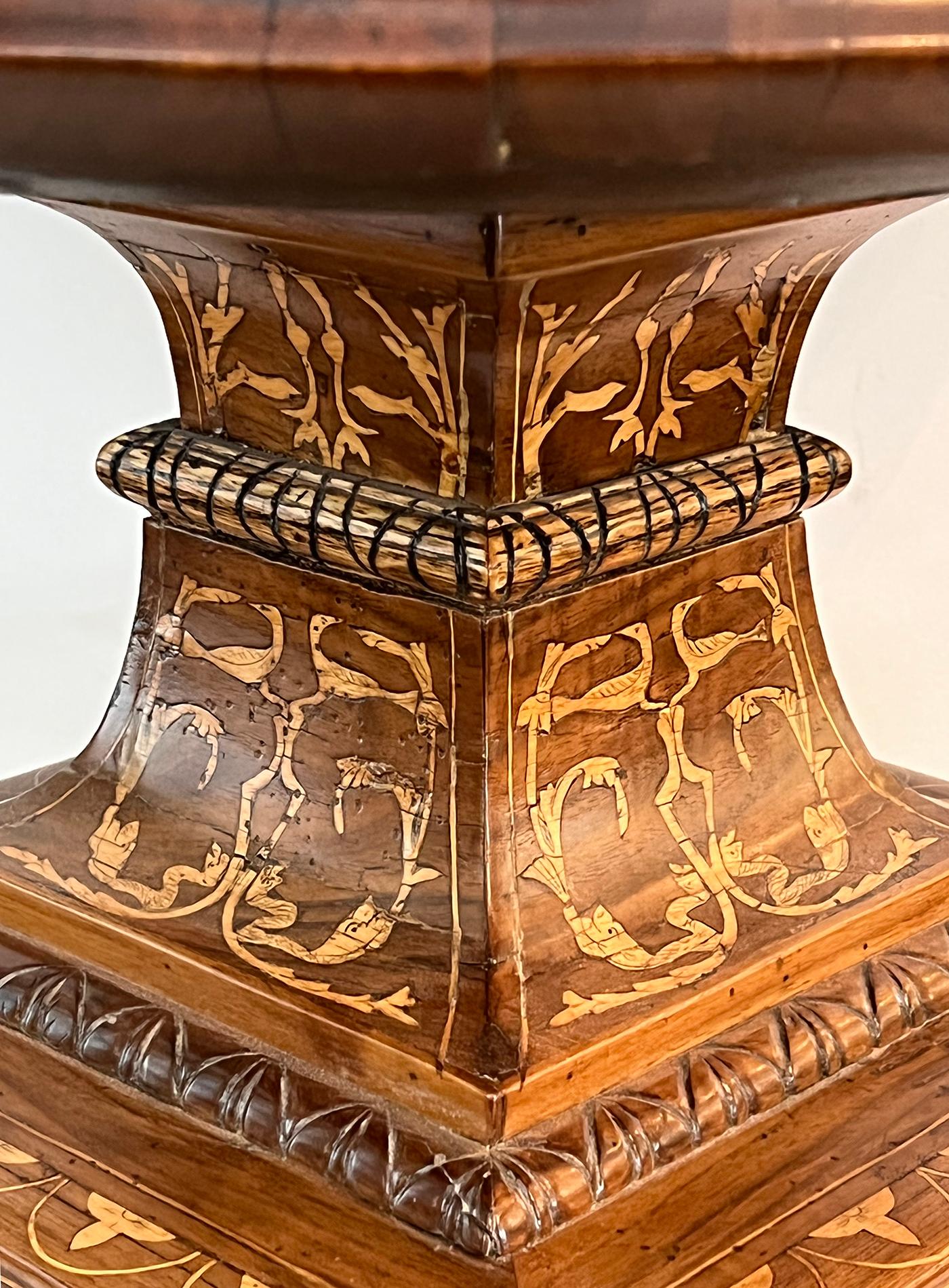 Italian Neoclassical Style Inlaid Walnut Circular Side / Drinks Table In Good Condition For Sale In San Francisco, CA