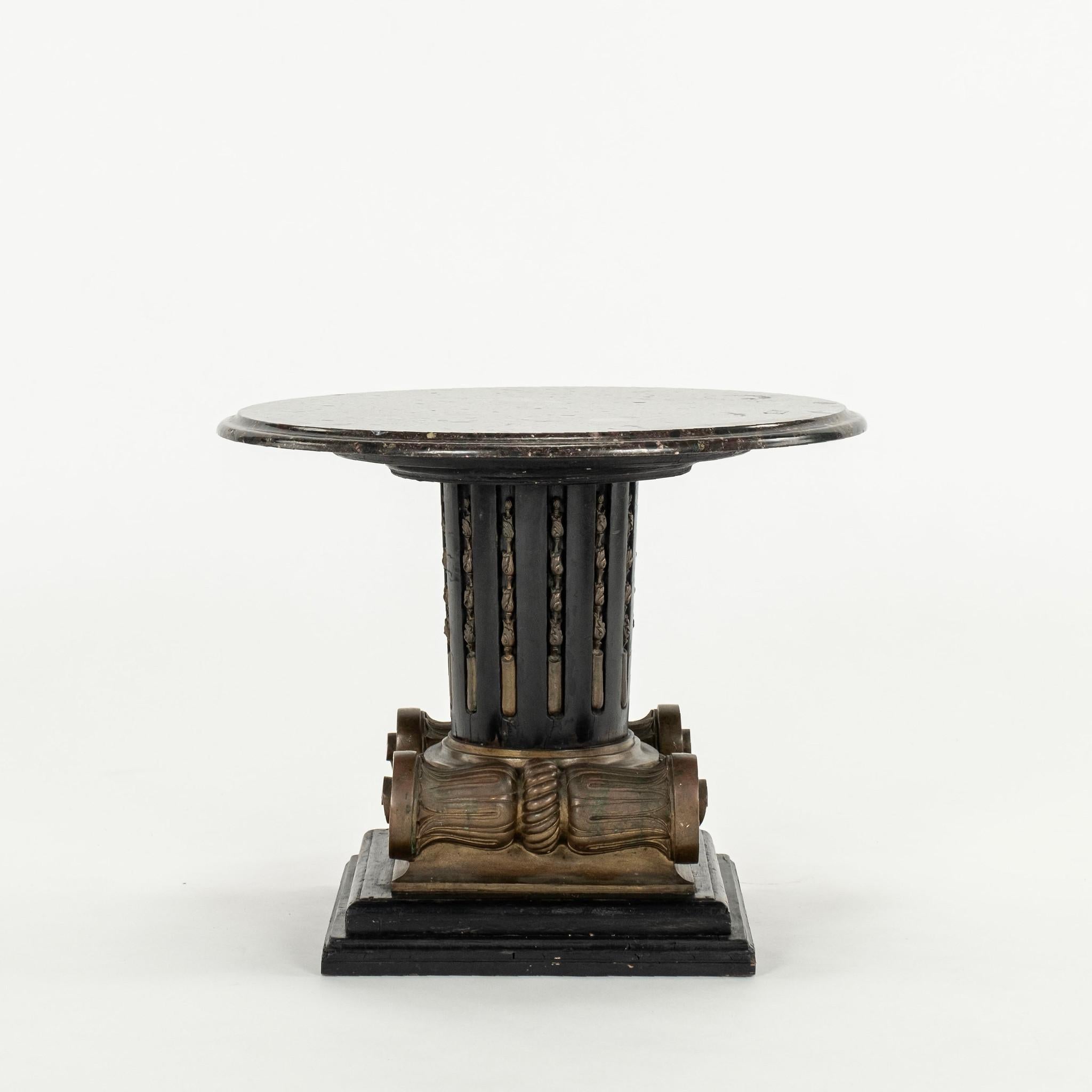 Ionischer Säulentisch im italienischen Neoklassizismus der 1920er Jahre mit einem Sockel aus Holz und Bronze und einer Marmorplatte.