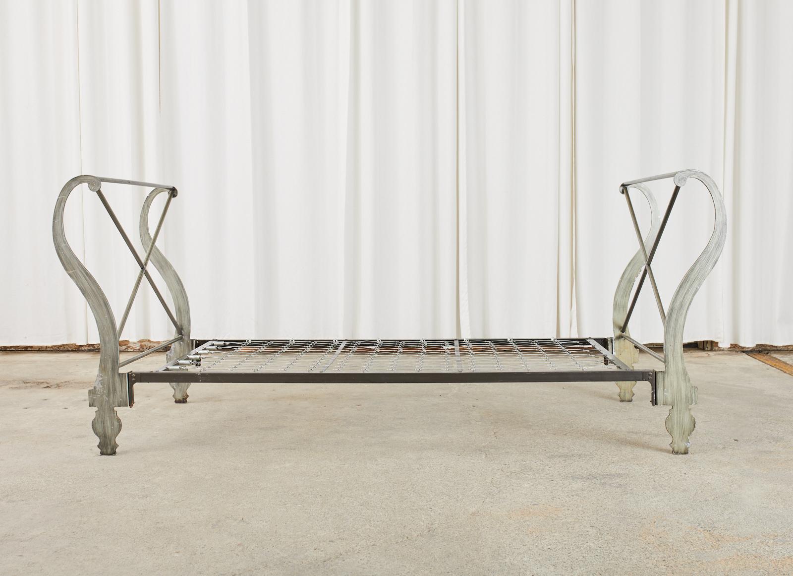 Italienisches Eisen-Tagesbett im neoklassischen Stil mit Schnörkeln im Angebot 10
