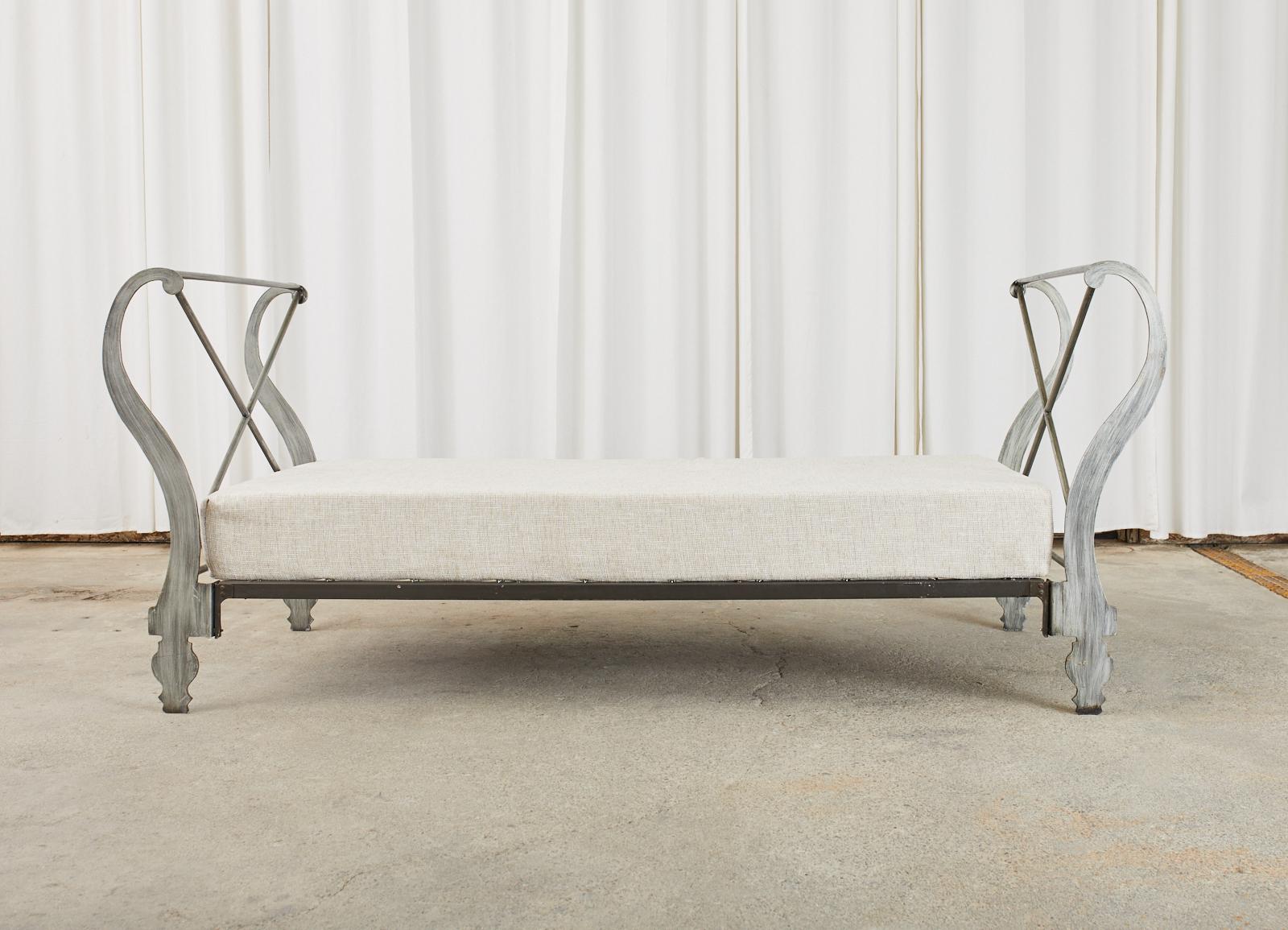 Cama de día de hierro con volutas de estilo neoclásico italiano Neoclásico en venta