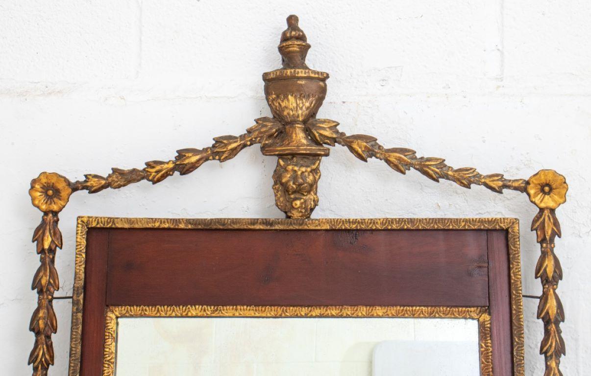 Italienischer Mahagoni-Spiegel im neoklassizistischen Stil mit vergoldetem Löwenkopf und Urne, flankiert von einer vergoldeten Laubgirlande, mit Quecksilberglas.

Händler: S138XX