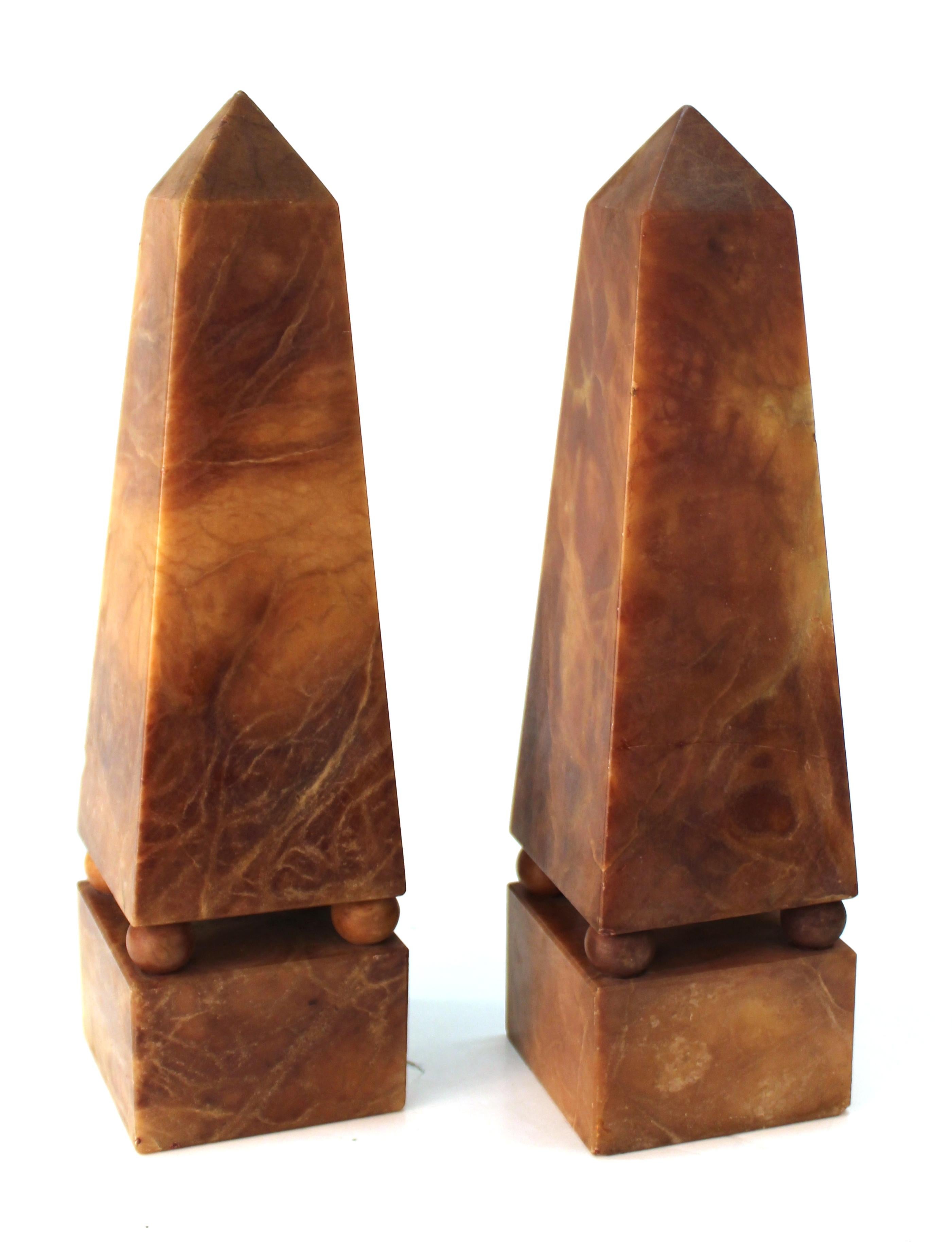 Paire d'obélisques de style néoclassique, datant du 19e siècle, en albâtre brun éteint. La paire a été fabriquée en Italie et est en excellent état, avec une certaine usure due à l'âge et un petit éclat au sommet de l'un des obélisques.