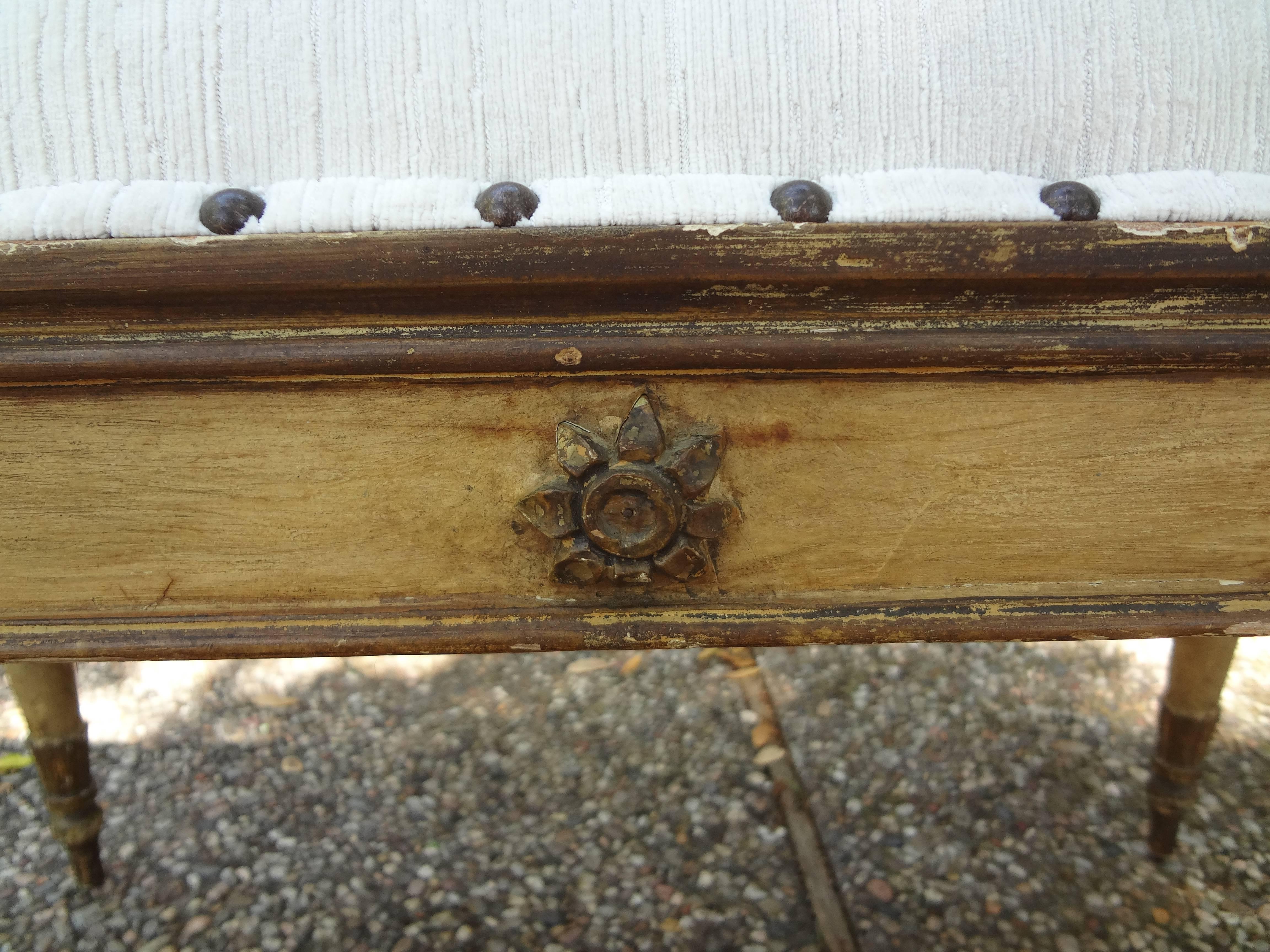 Italienische Bank im neoklassischen Stil, bemalt und aus Giltwood (Neoklassisch) im Angebot
