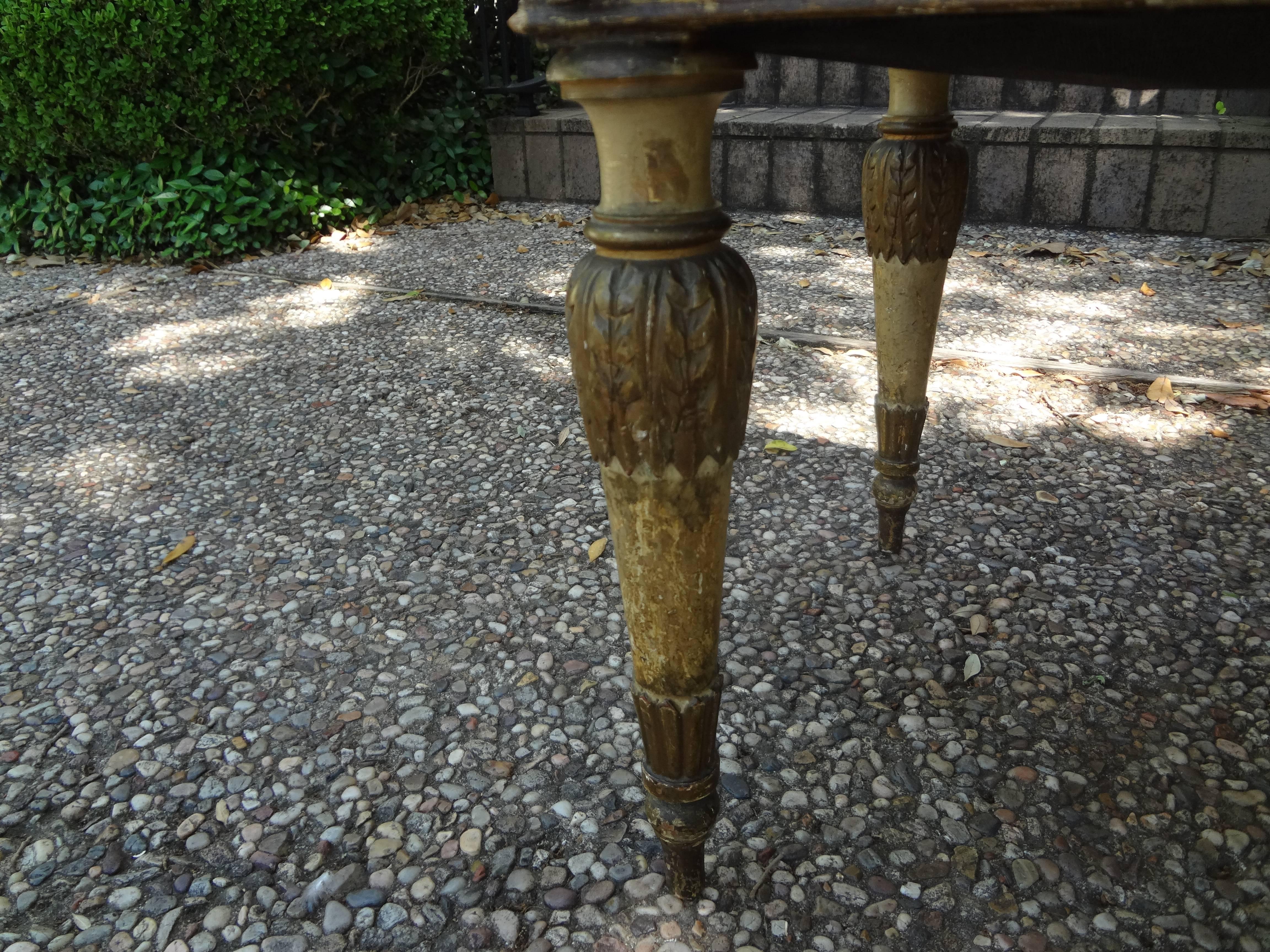 Italienische Bank im neoklassischen Stil, bemalt und aus Giltwood (Gemalt) im Angebot