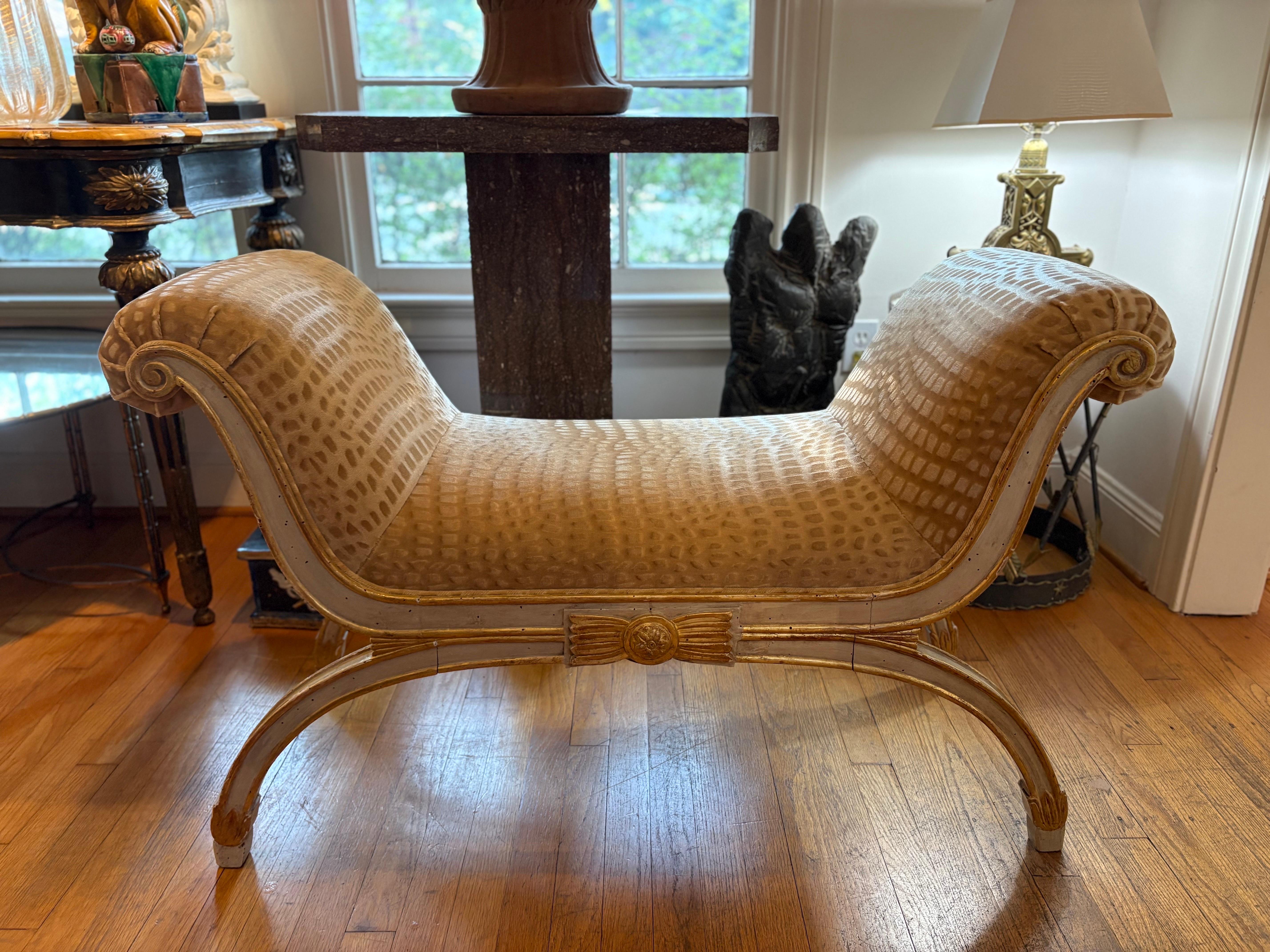 Panchina italiana in stile neoclassico dipinta e in legno dorato in vendita 2