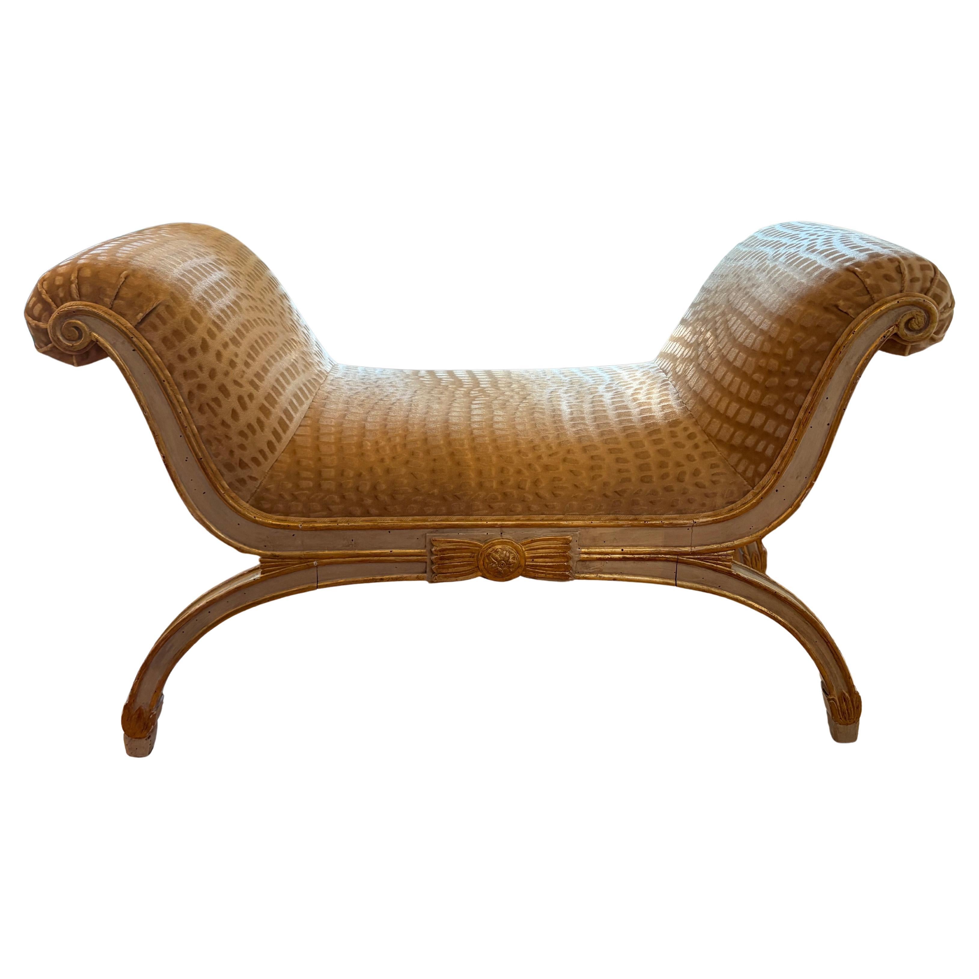 Panchina in stile neoclassico italiano dipinta e in legno dorato.
In offerta c'è una splendida panca italiana in stile neoclassico o Luigi XVI dipinta e dorata, rivestita professionalmente in un tessuto di velluto tagliato in oro.
Questa graziosa