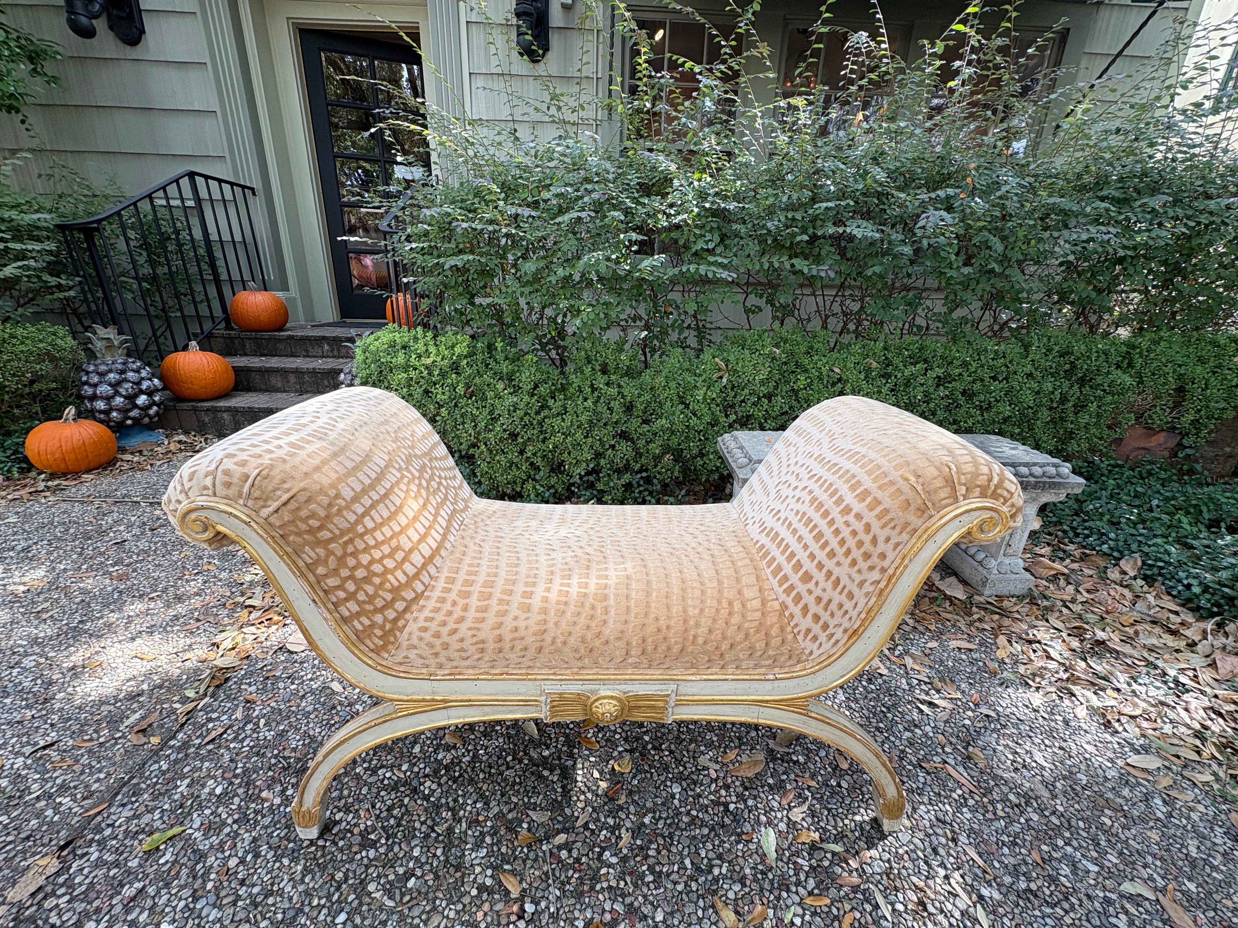 Neoclassico Panchina italiana in stile neoclassico dipinta e in legno dorato in vendita