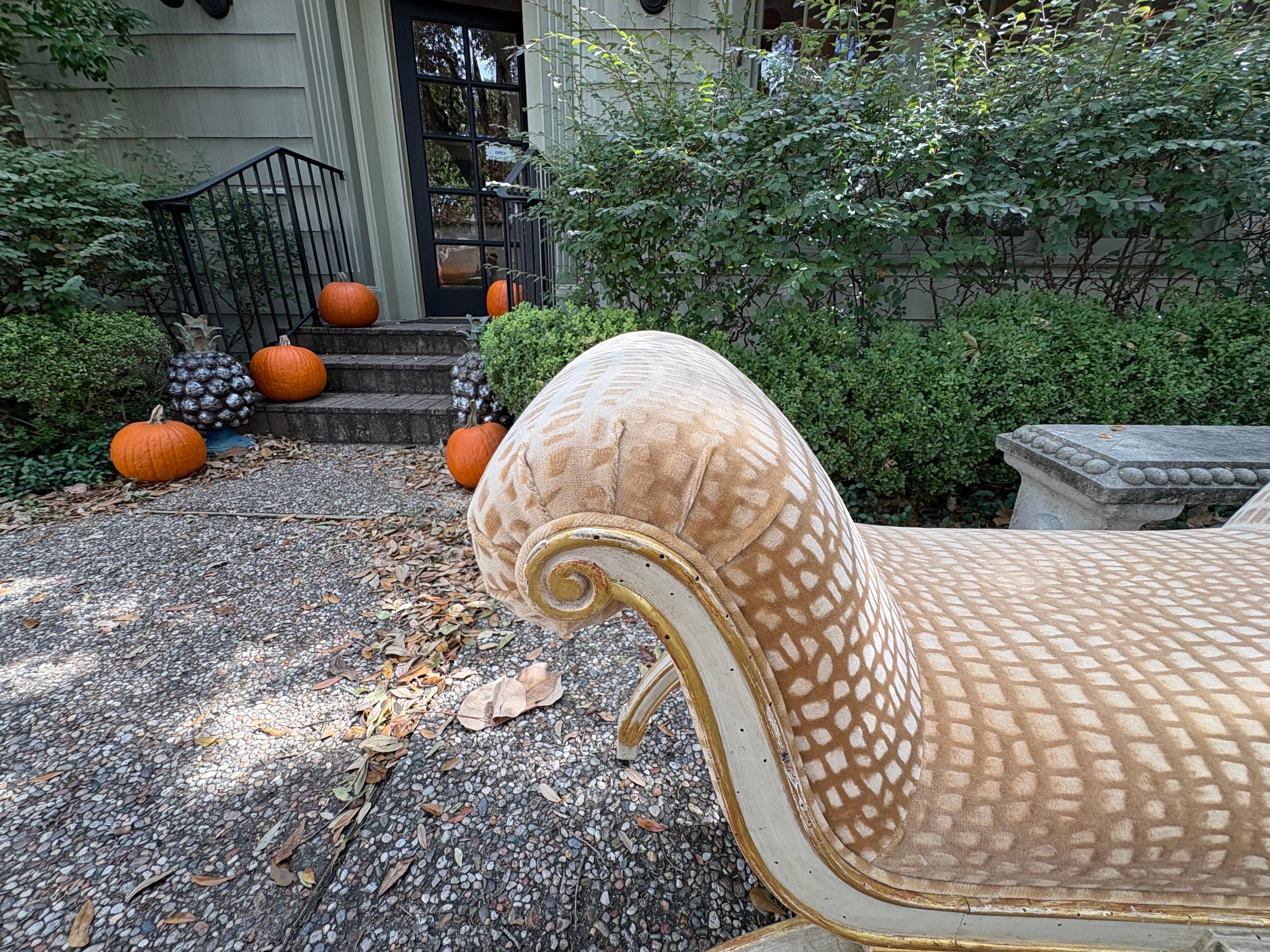 Dipinto Panchina italiana in stile neoclassico dipinta e in legno dorato in vendita