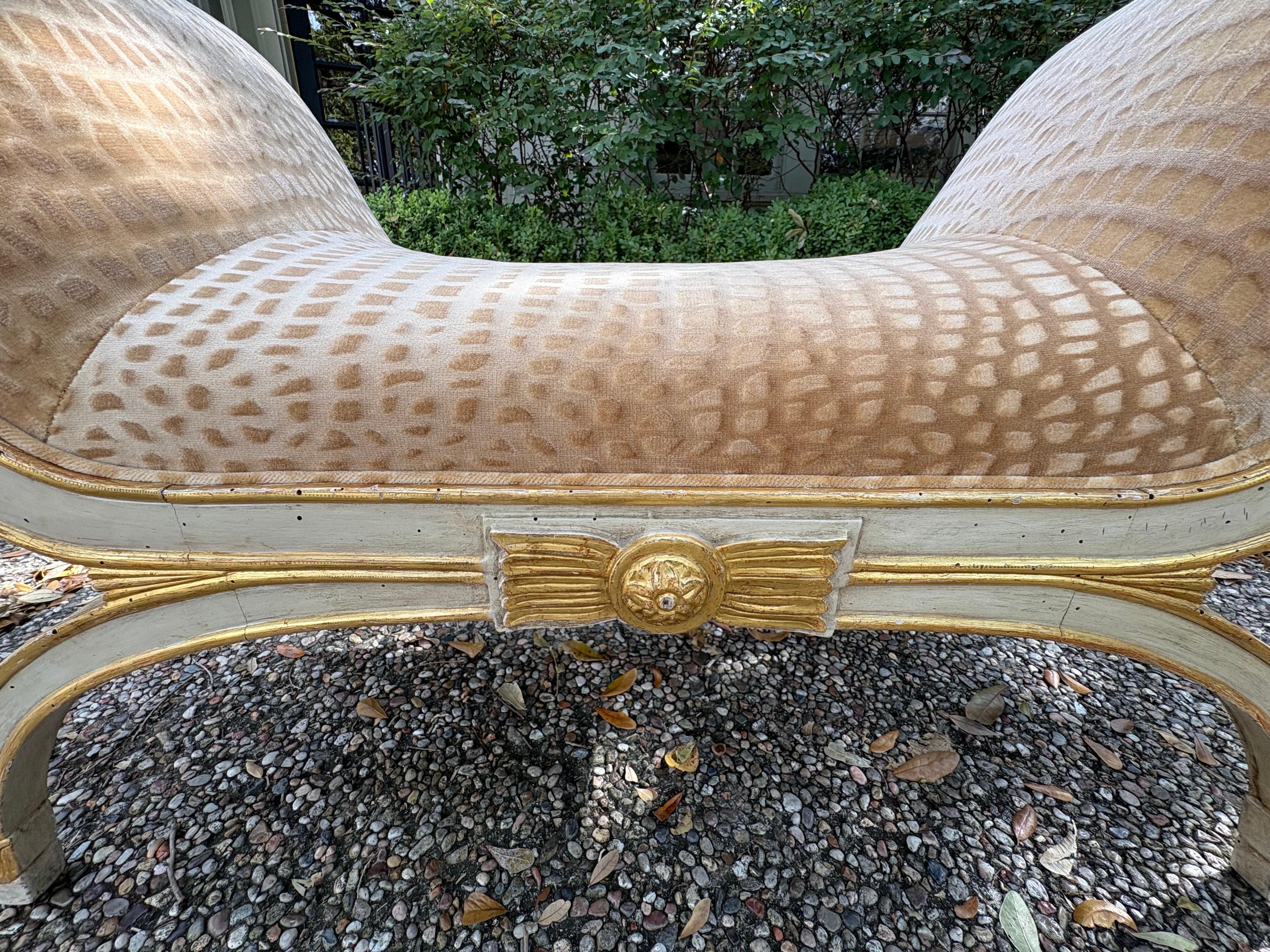 Panchina italiana in stile neoclassico dipinta e in legno dorato In condizioni buone in vendita a Houston, TX