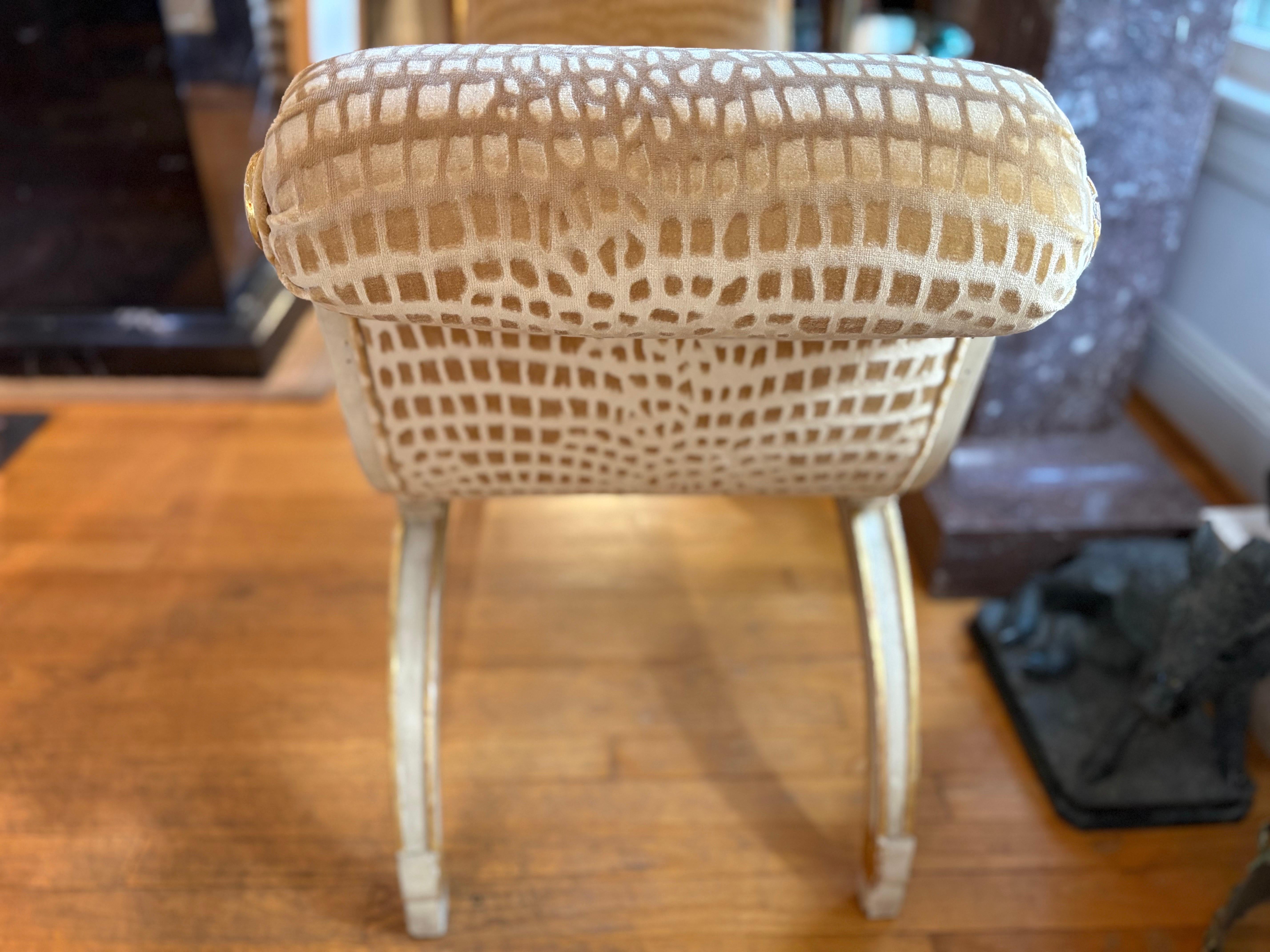 Velluto Panchina italiana in stile neoclassico dipinta e in legno dorato in vendita