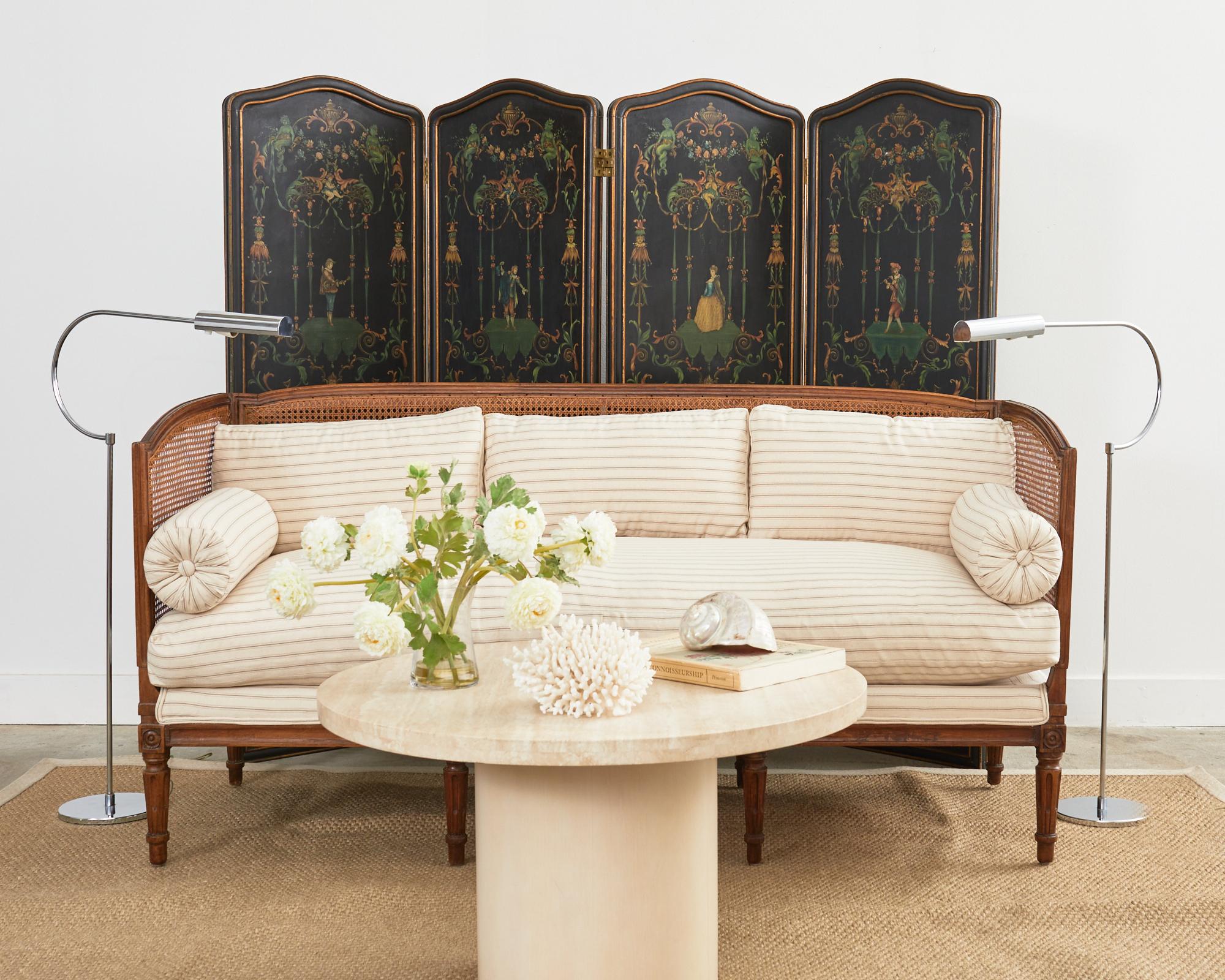 Drammatico paravento italiano a quattro pannelli pieghevoli dipinto a mano, realizzato in stile neoclassico. Ogni pannello presenta due graziose finestre ad arco con bordi dorati su fondo nero. Le finestre sono decorate con scene mitiche di figure
