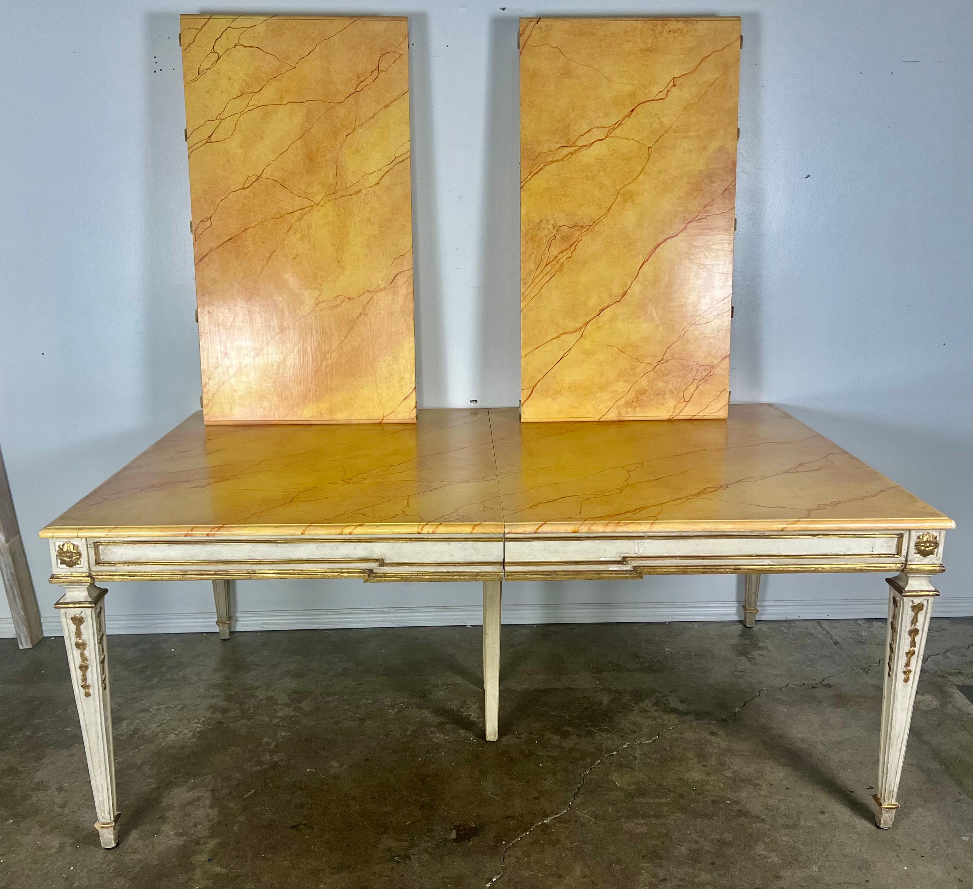 Table de salle à manger italienne de style néoclassique peinte et dorée à la feuille avec plateau en faux marbre en vente 9