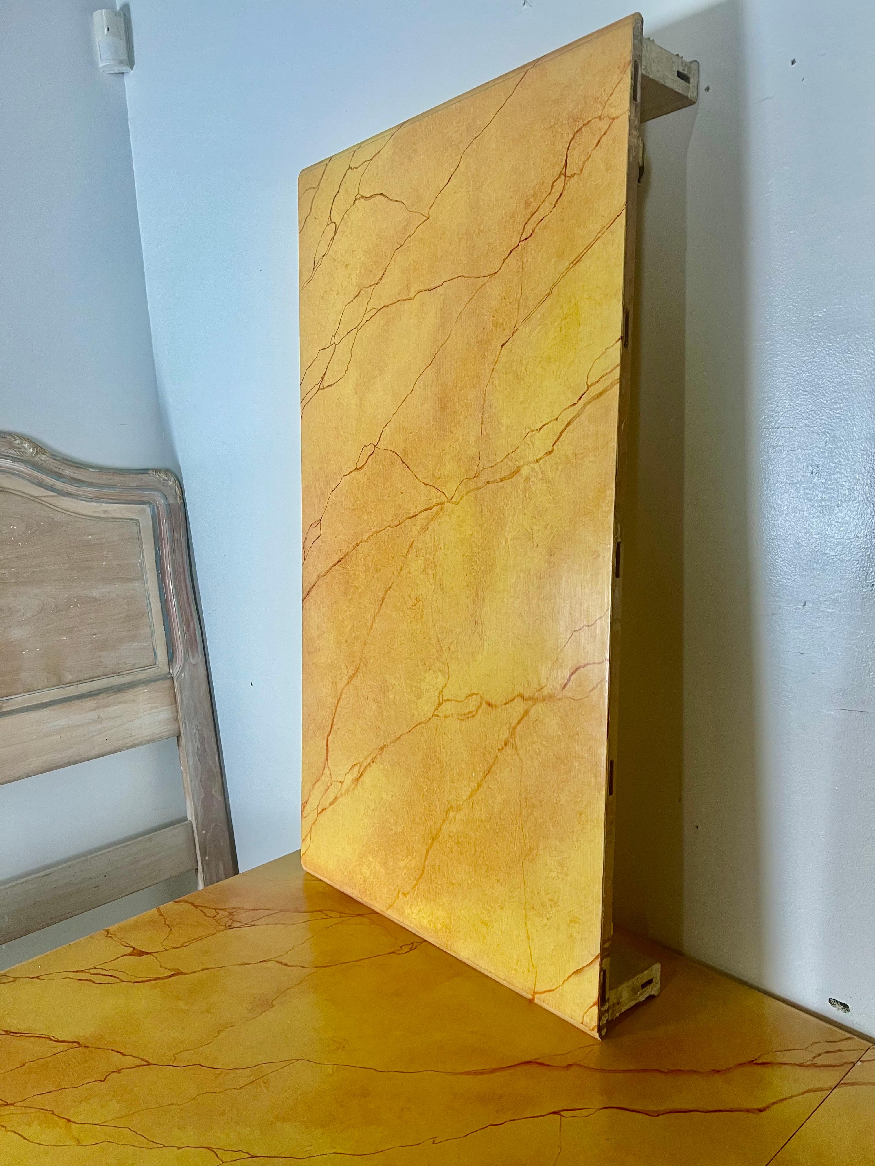 Table de salle à manger italienne de style néoclassique peinte et dorée à la feuille avec plateau en faux marbre en vente 10