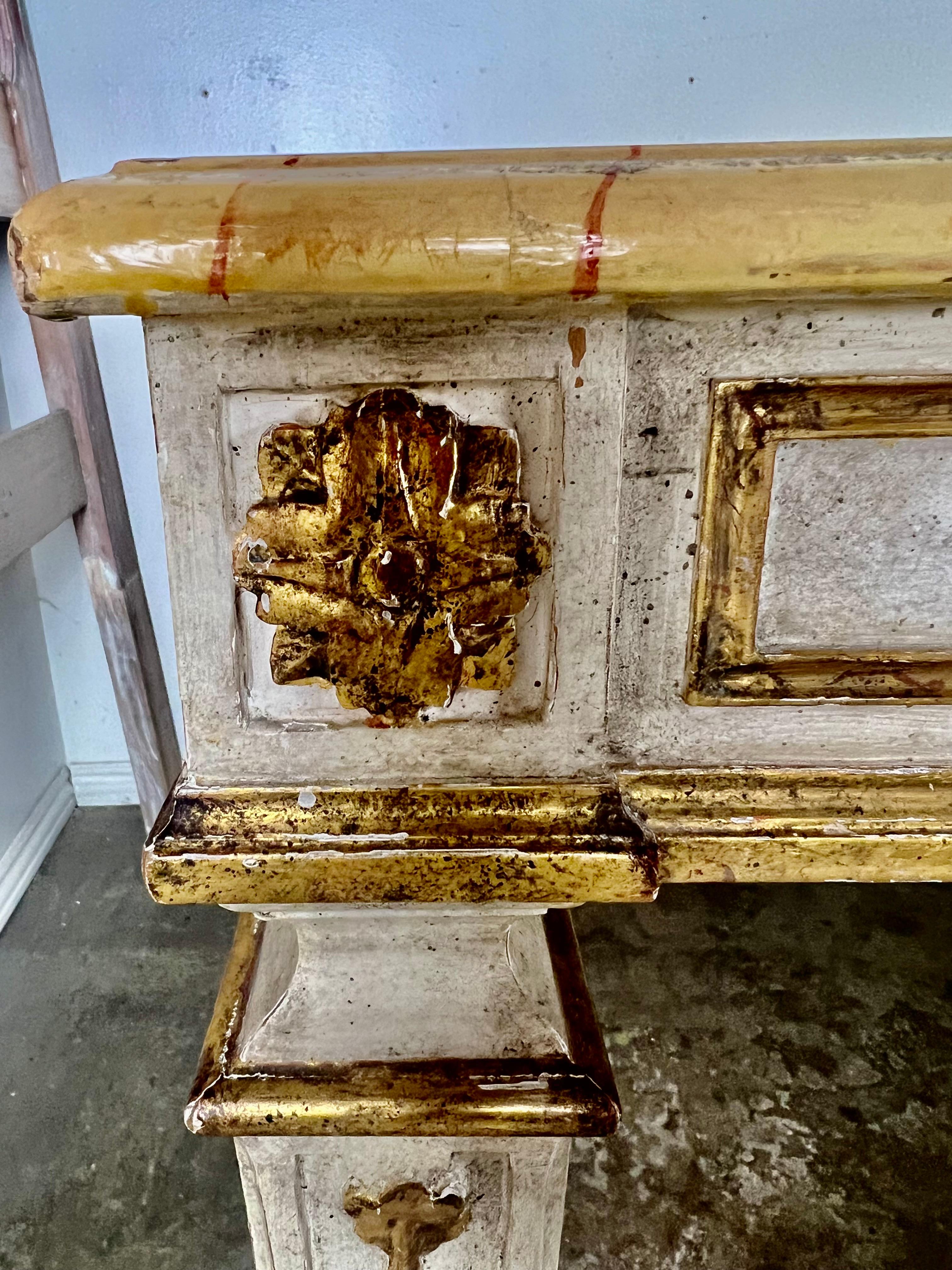 Milieu du XXe siècle Table de salle à manger italienne de style néoclassique peinte et dorée à la feuille avec plateau en faux marbre en vente