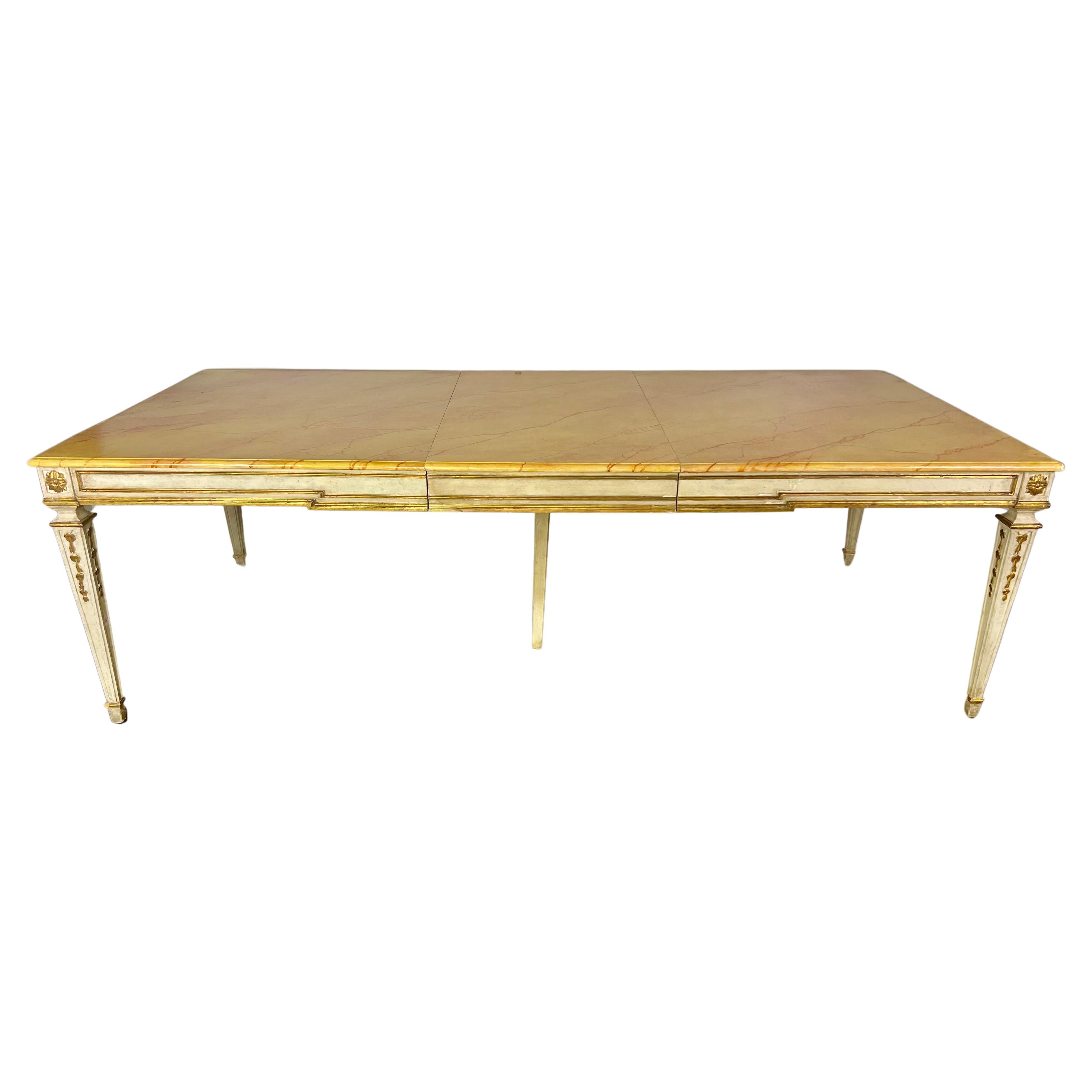 Table de salle à manger italienne de style néoclassique peinte et dorée à la feuille avec plateau en faux marbre en vente