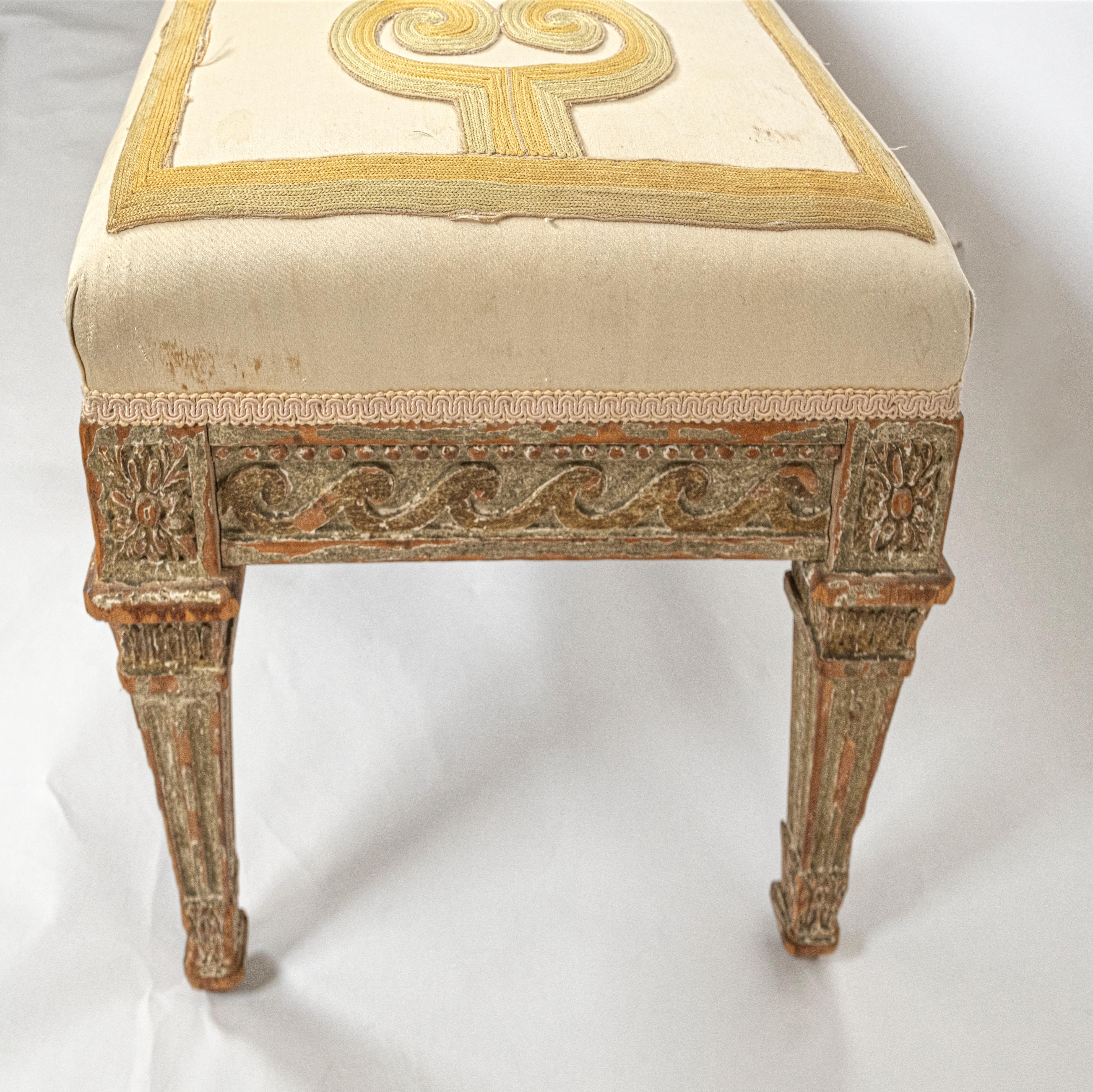 Embroidered Italian Neoclassical-Style Painted Wood Bench For Sale