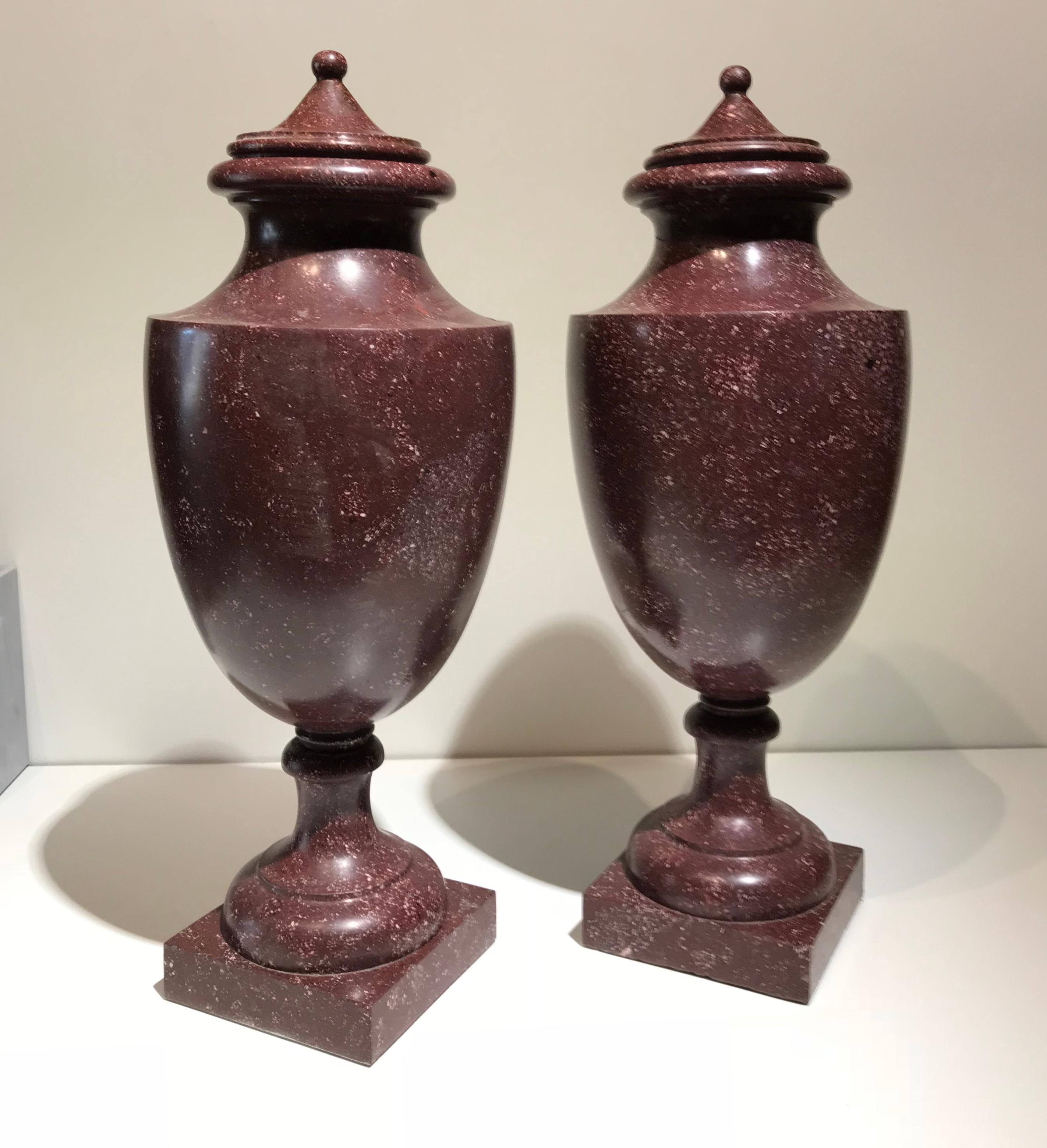Italian Neoclassical Style Pair of Urns Made with Ancient Red Porphyry In Excellent Condition In Roma, IT