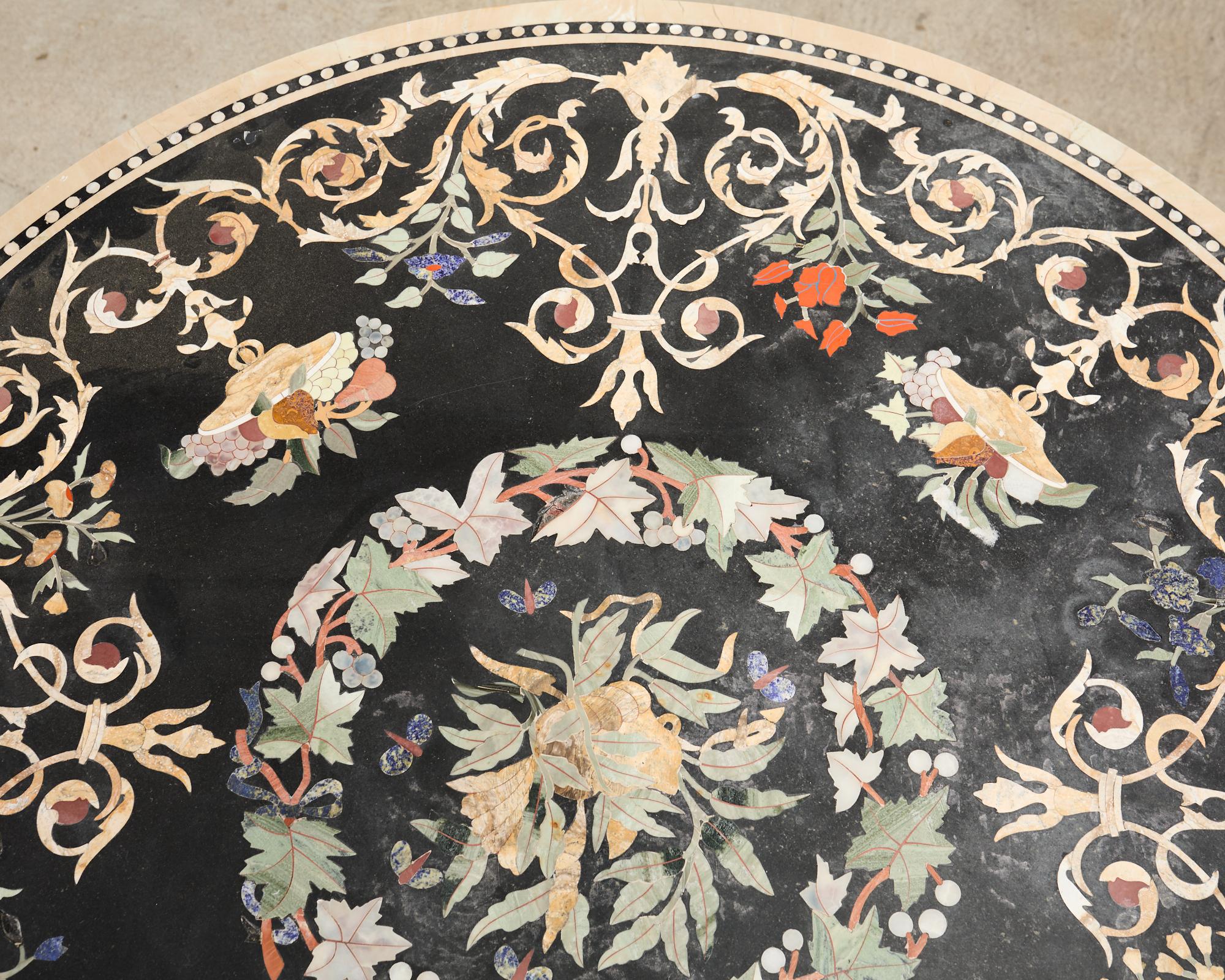 Italienischer Esstisch aus Pietra Dura-Marmor im neoklassischen Stil im Angebot 3
