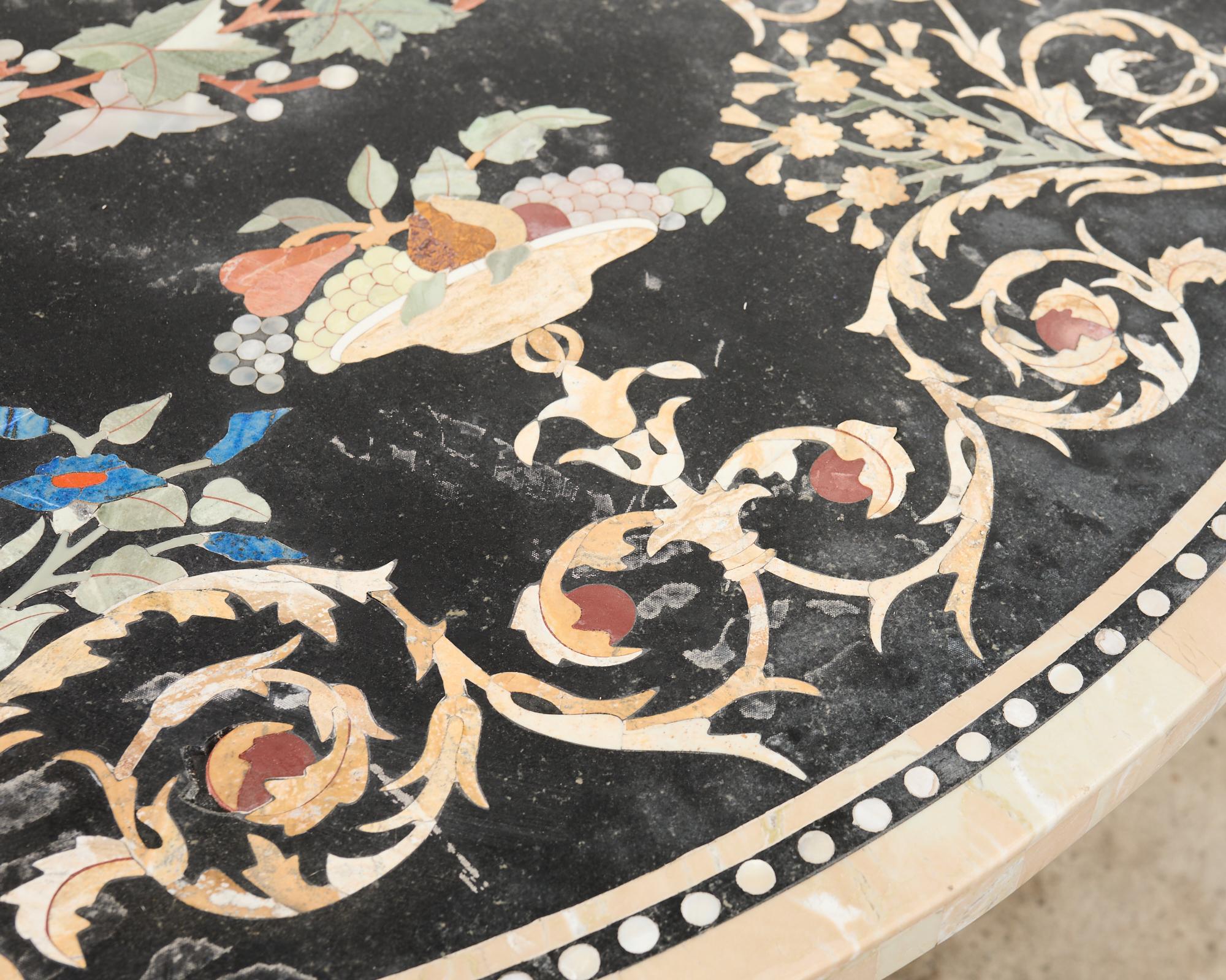 Italienischer Esstisch aus Pietra Dura-Marmor im neoklassischen Stil im Angebot 5