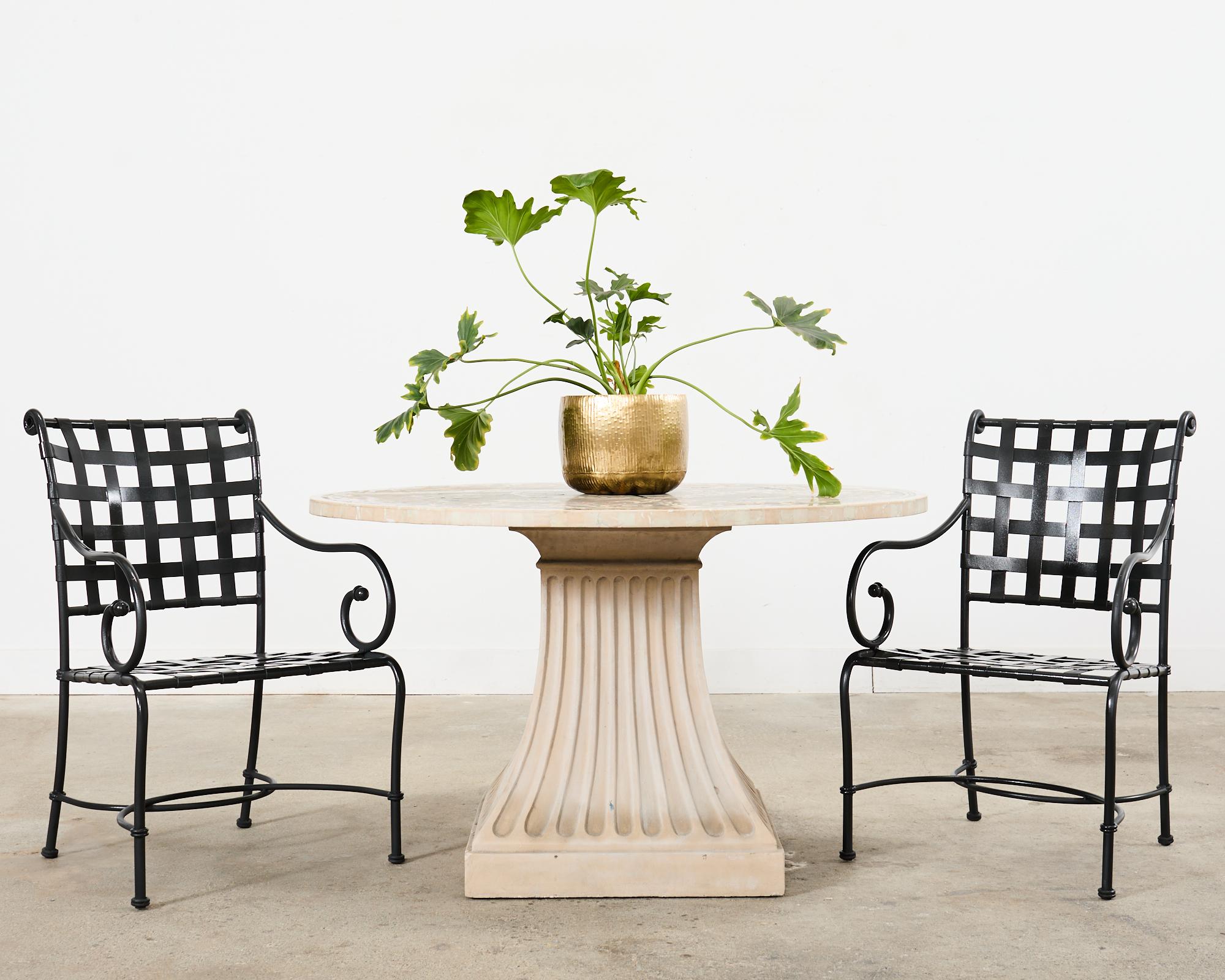 Festlicher und farbenfroher italienischer Pietra Dura-Mitteltisch oder Esstisch für den Garten mit einer aufwändig gestalteten Hartstein-Intarsienplatte. Die runde Platte ist mit Marmor und Hartsteinen auf einem dramatischen schwarzen Grund
