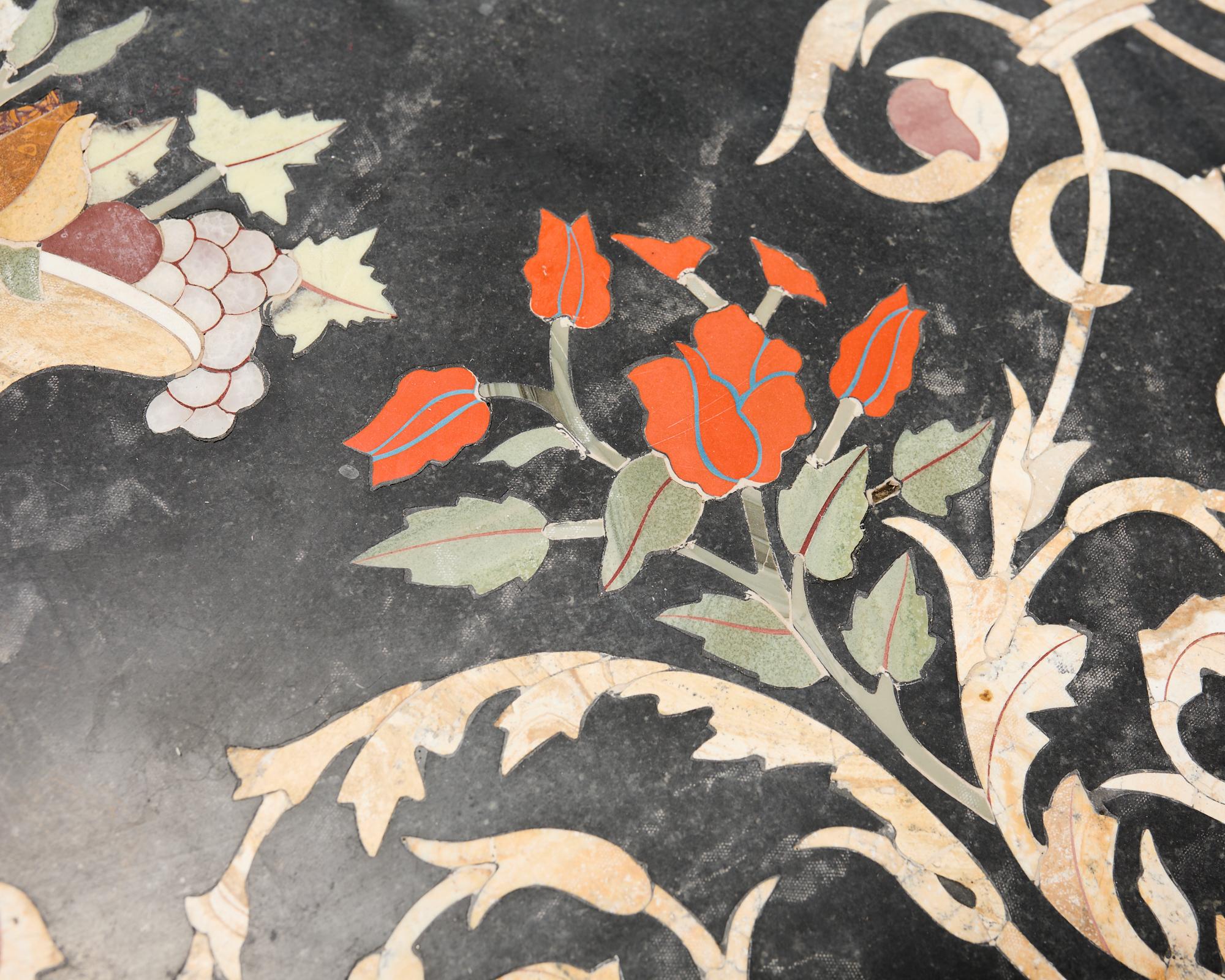 Italienischer Esstisch aus Pietra Dura-Marmor im neoklassischen Stil (20. Jahrhundert) im Angebot