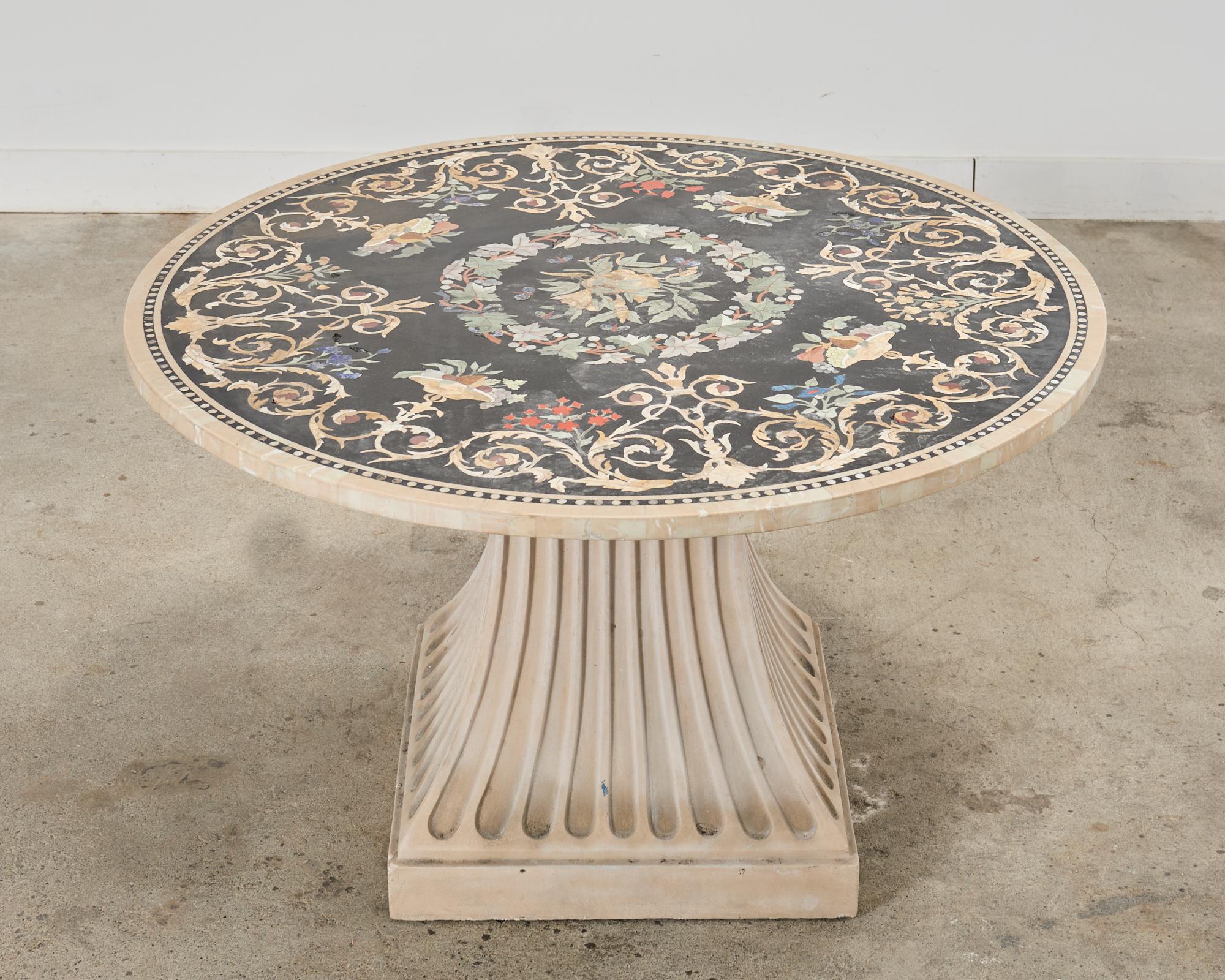 Italienischer Esstisch aus Pietra Dura-Marmor im neoklassischen Stil (Stein) im Angebot