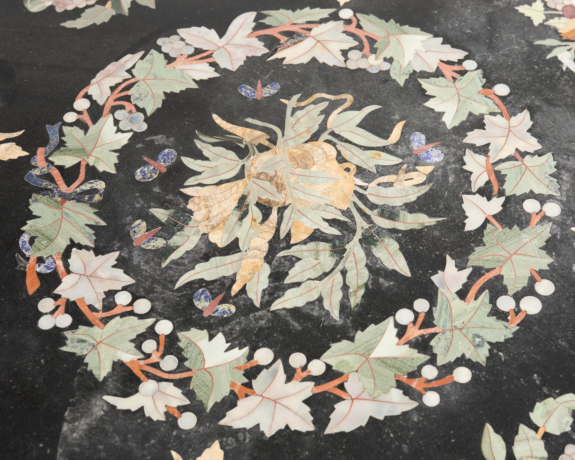Italienischer Esstisch aus Pietra Dura-Marmor im neoklassischen Stil im Angebot 1