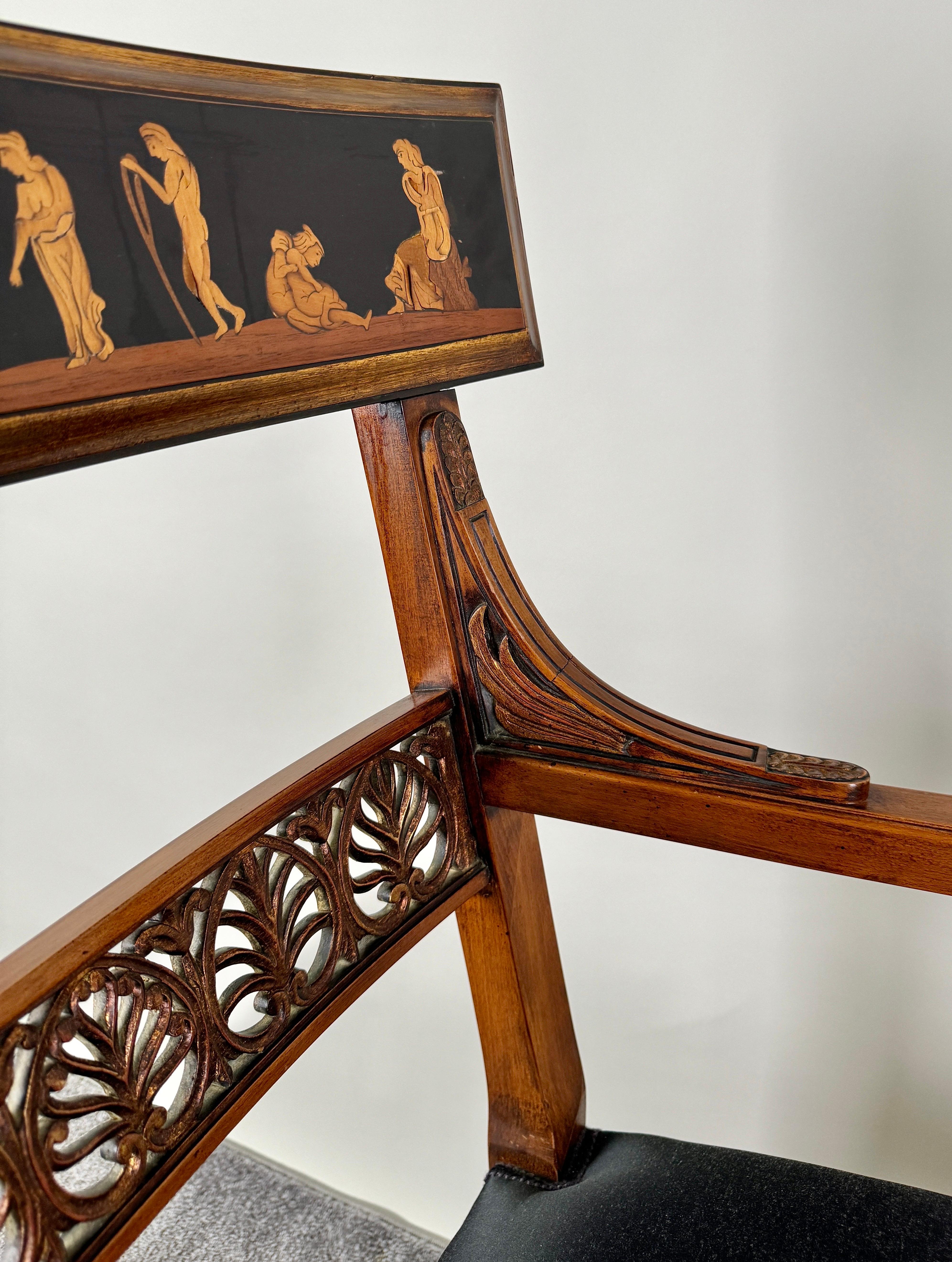 Divano in stile neoclassico italiano con legno intagliato e tappezzeria nera in vendita 9