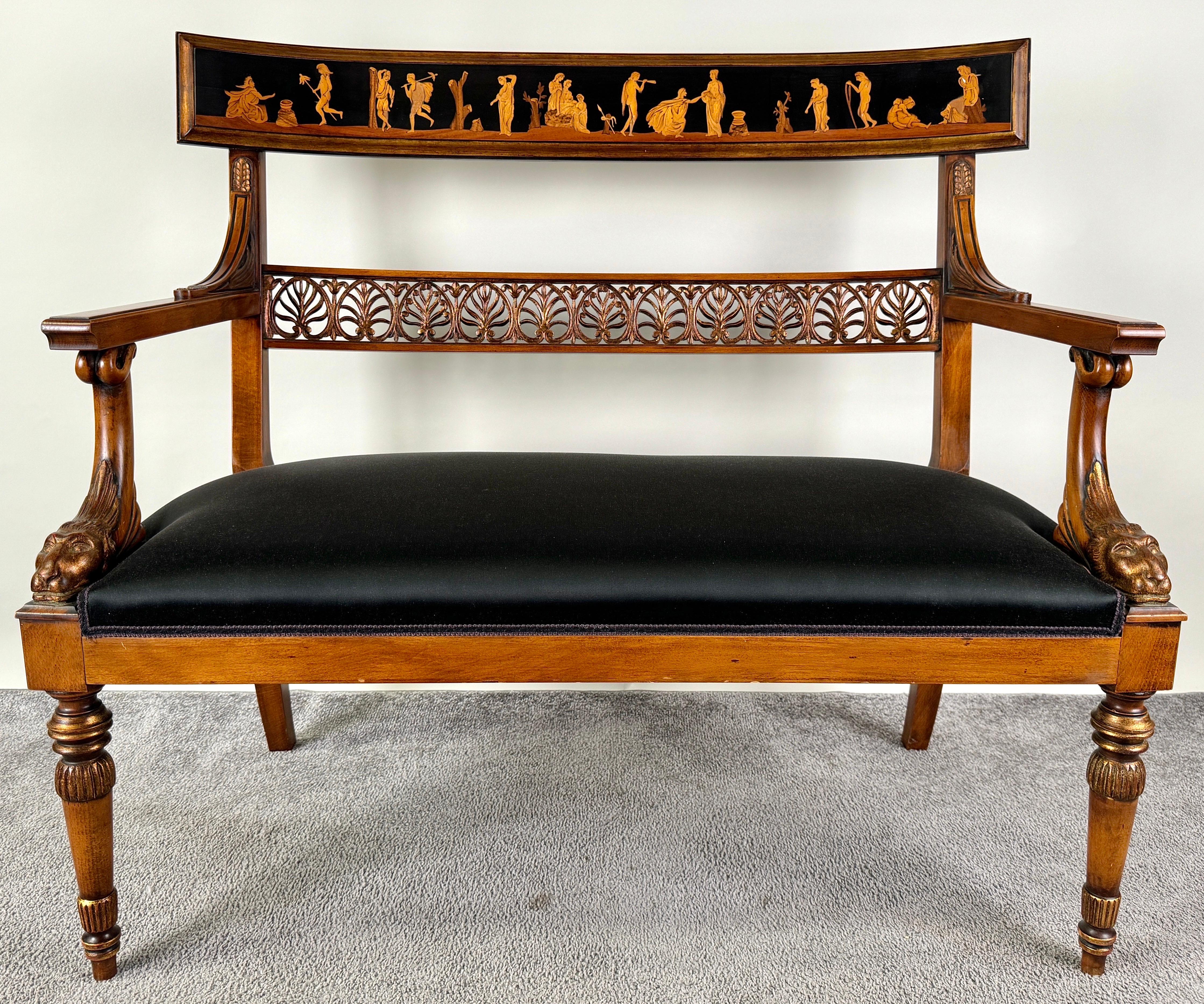 Un elegante divano in stile neoclassico italiano con intricati dettagli d'intaglio. 
La parte superiore dello schienale è decorata con una serie di figure classiche,  una caratteristica dello stile neoclassico, che trae ispirazione dall'arte e dalla