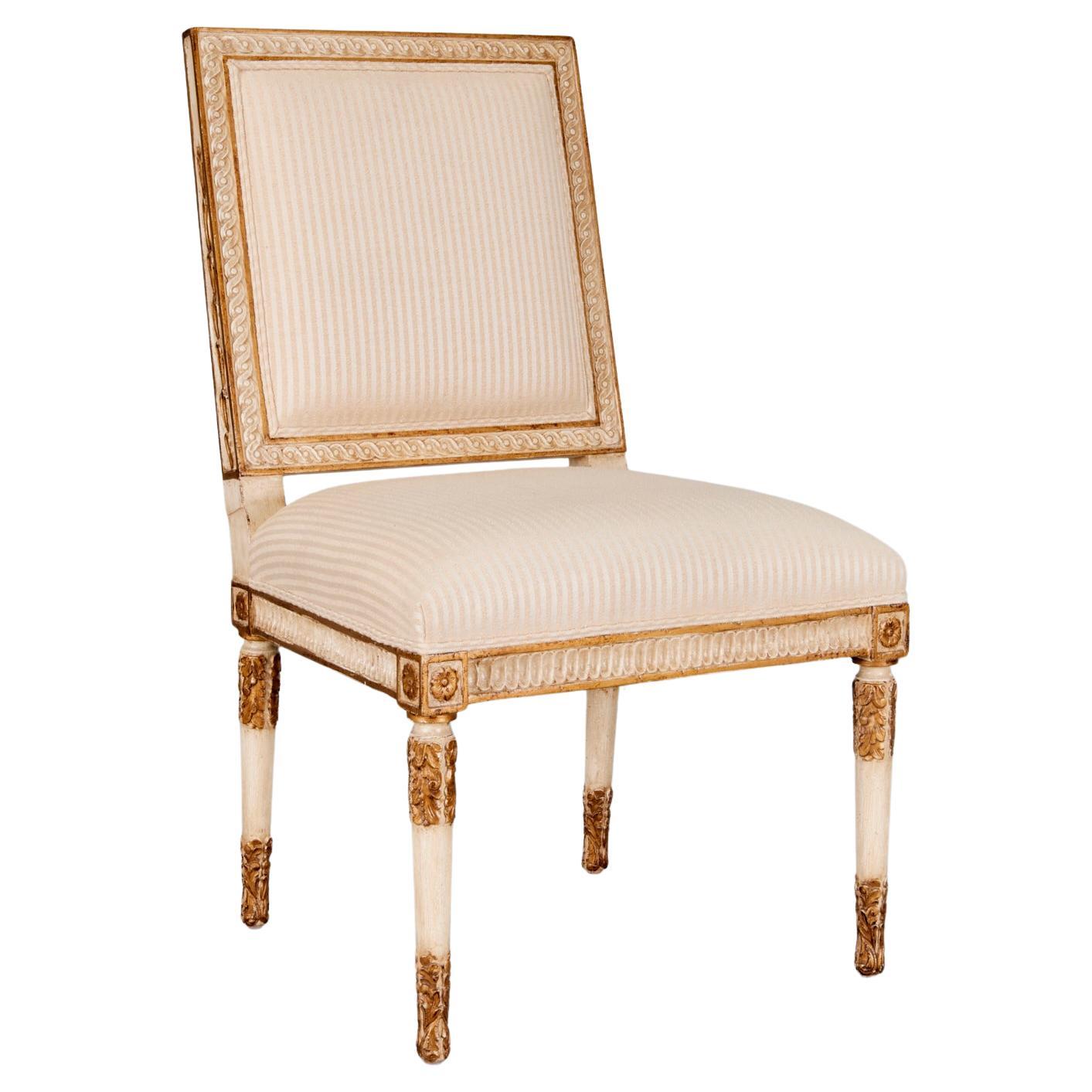 Chaise pantoufle italienne de style néoclassique avec accents peints crème et or en vente