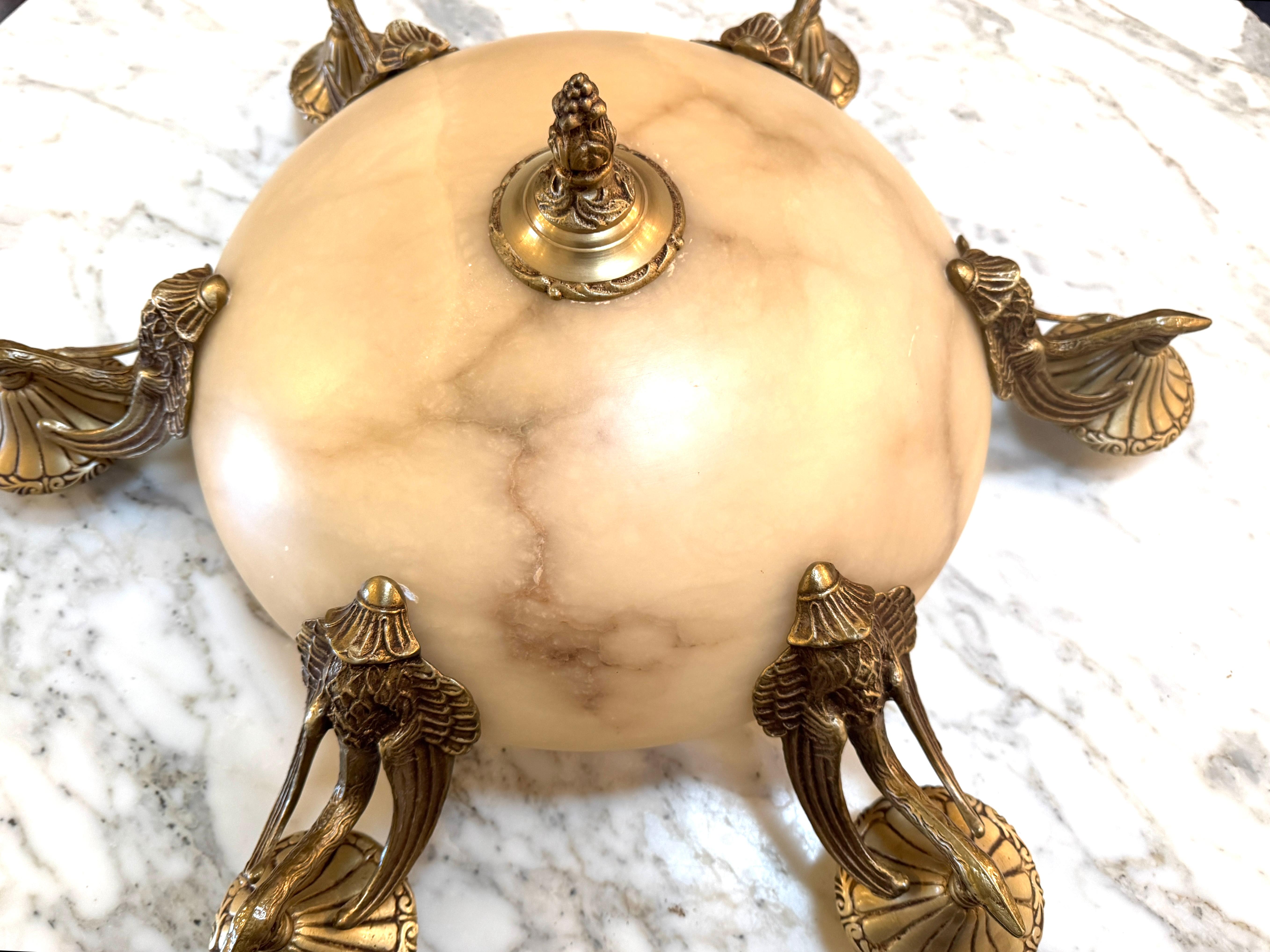 Lustre néoclassique italien à 6 bras de lumière en bronze et albâtre avec motif de Swan en vente 4