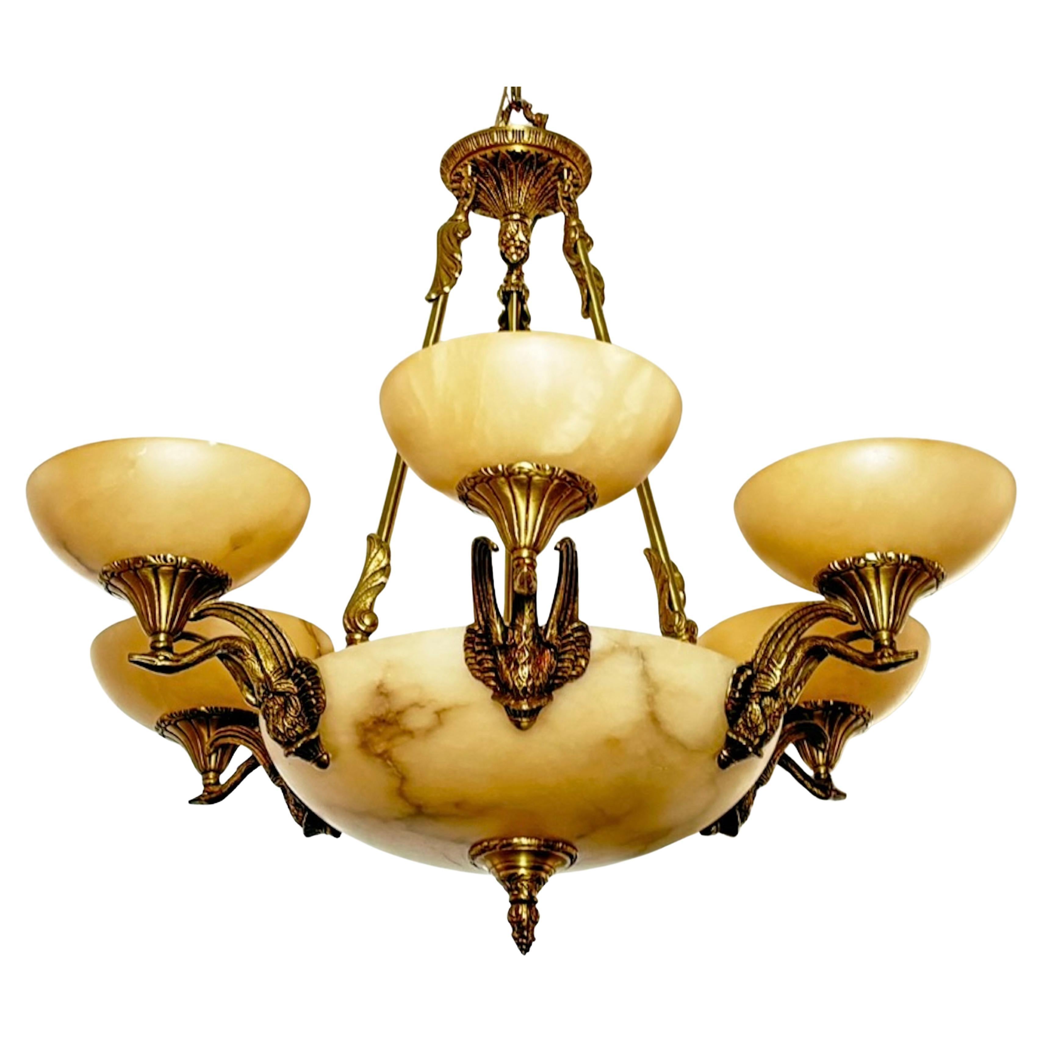 Lustre néoclassique italien à 6 bras de lumière en bronze et albâtre avec motif de cygne 

Italie, Fin du 20e siècle 

Un élégant lustre néoclassique italien à 6 branches en bronze et albâtre avec motif de cygne, fabriqué en Italie à la fin du 20e