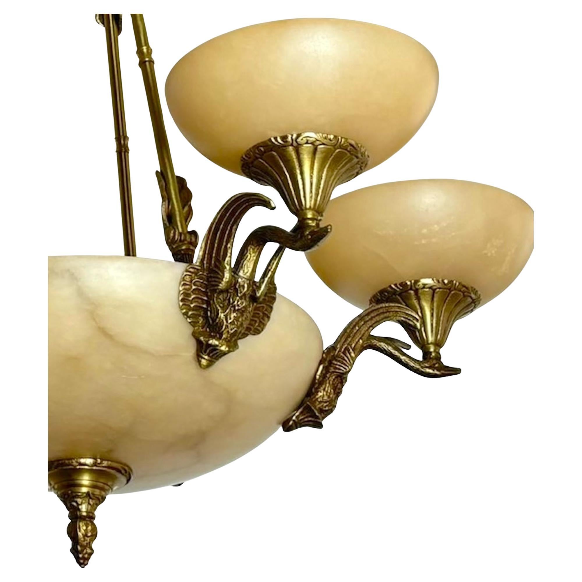Néoclassique Lustre néoclassique italien à 6 bras de lumière en bronze et albâtre avec motif de Swan en vente