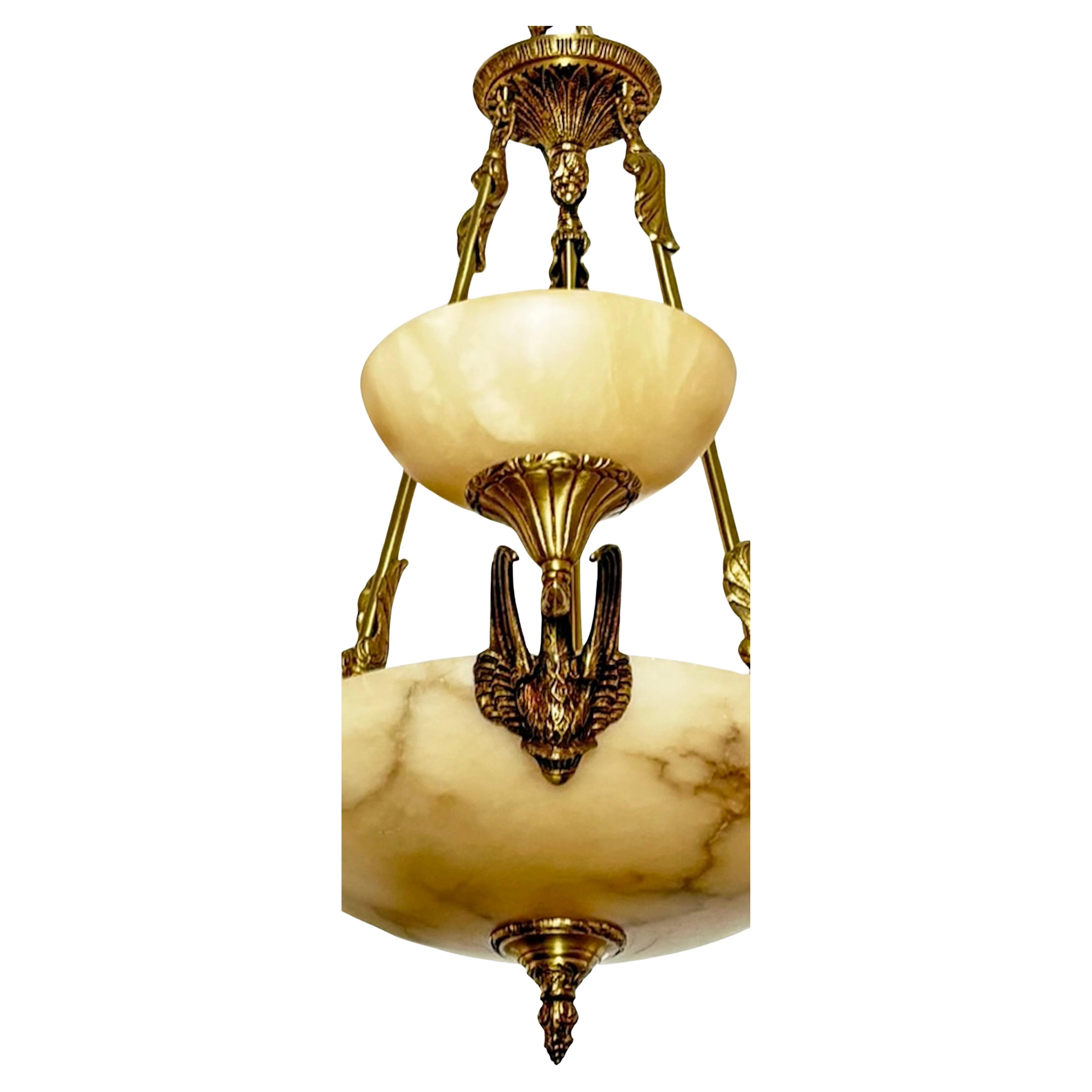 Gravé Lustre néoclassique italien à 6 bras de lumière en bronze et albâtre avec motif de Swan en vente