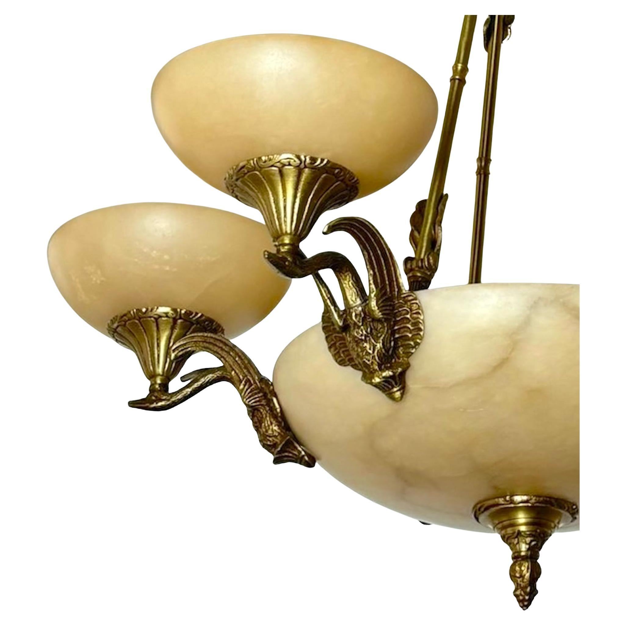 Lustre néoclassique italien à 6 bras de lumière en bronze et albâtre avec motif de Swan Bon état - En vente à West Palm Beach, FL