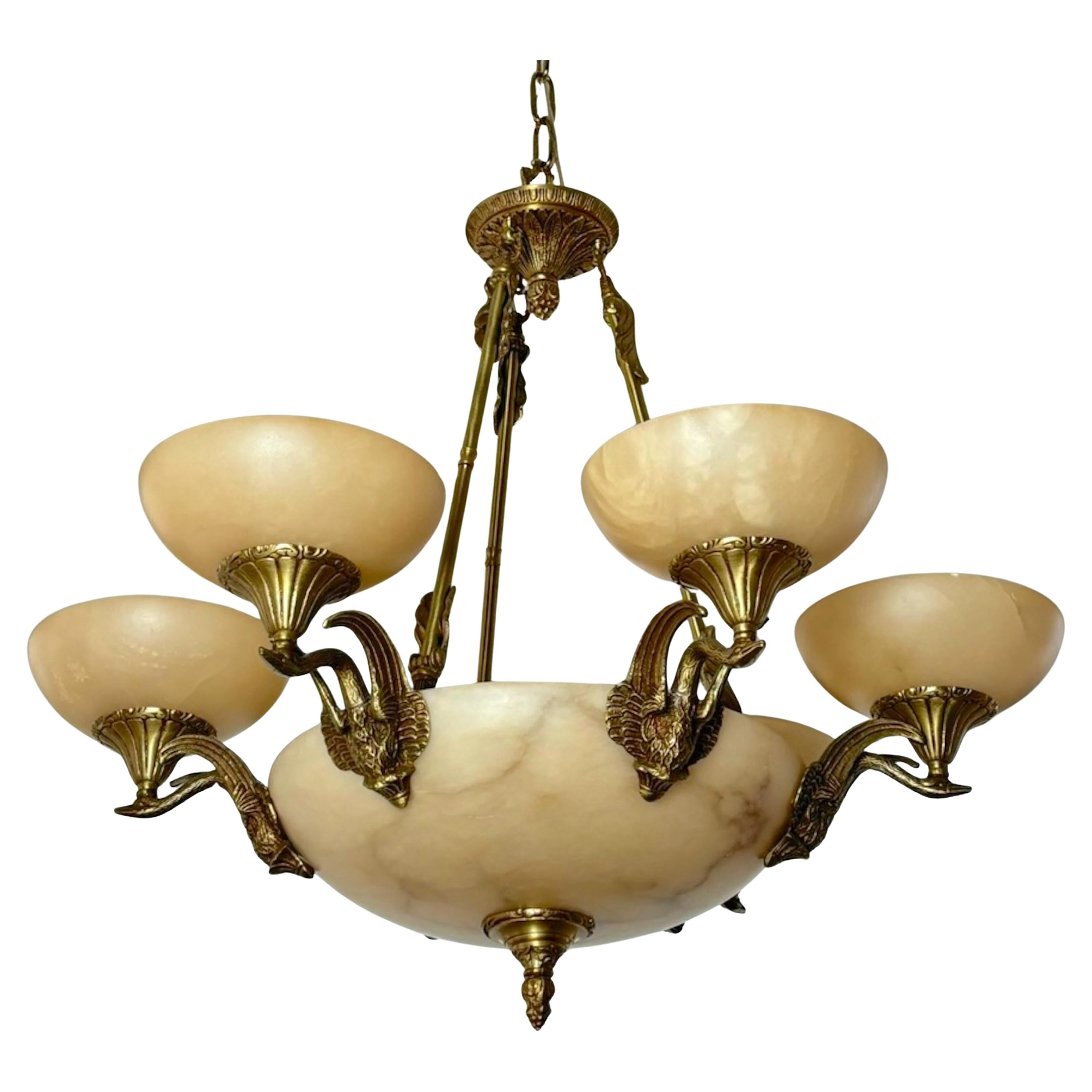 20ième siècle Lustre néoclassique italien à 6 bras de lumière en bronze et albâtre avec motif de Swan en vente