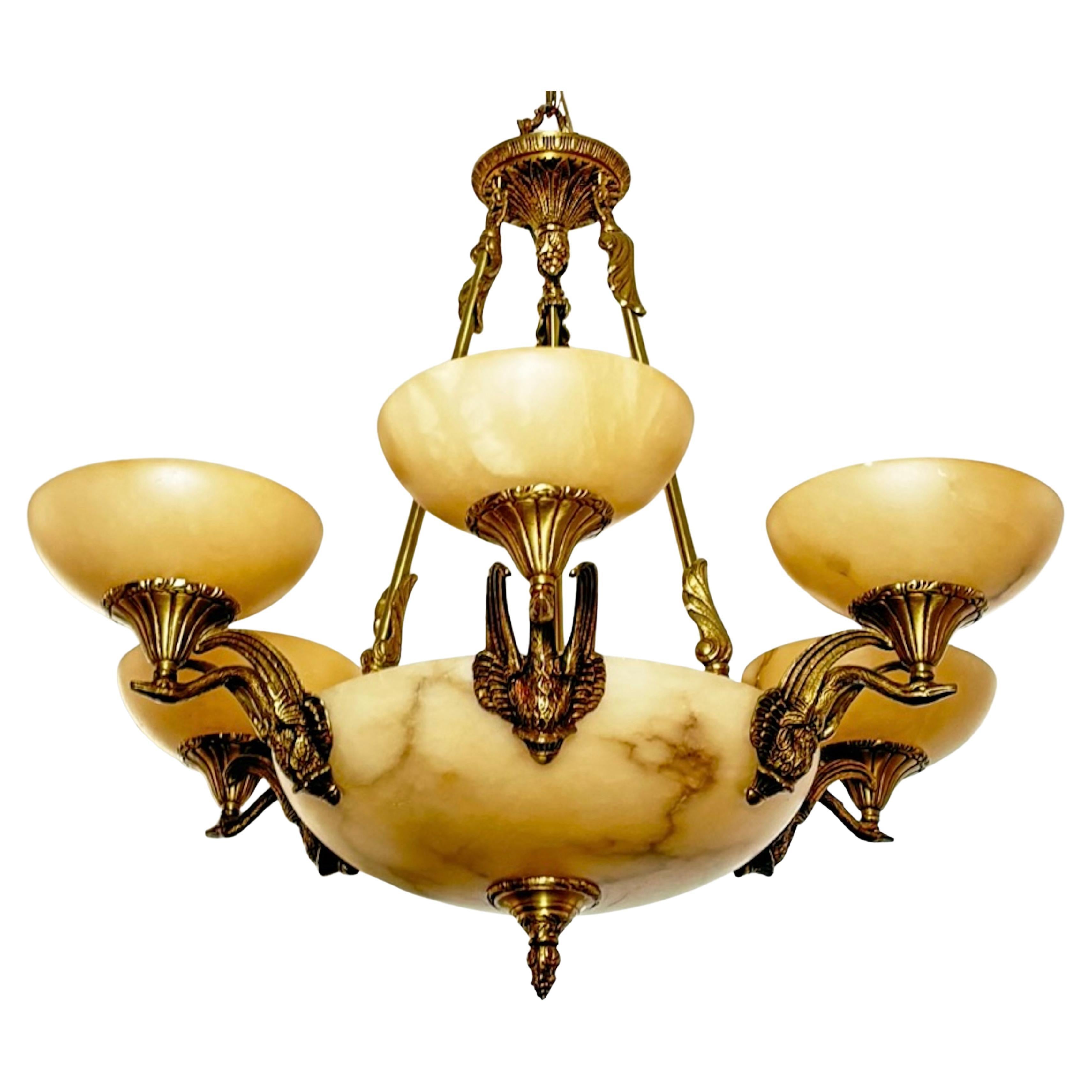 Bronze Lustre néoclassique italien à 6 bras de lumière en bronze et albâtre avec motif de Swan en vente