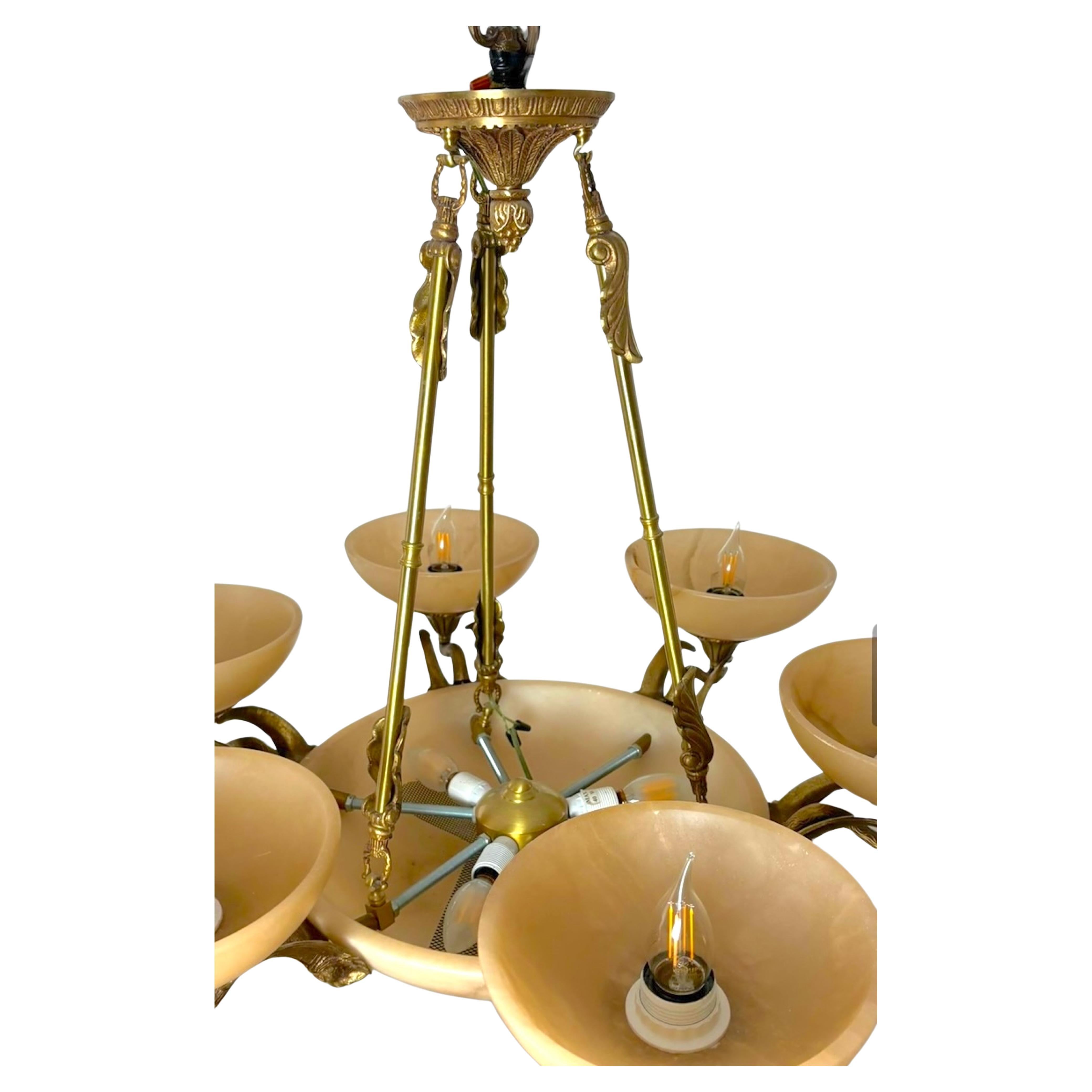 Lustre néoclassique italien à 6 bras de lumière en bronze et albâtre avec motif de Swan en vente 1