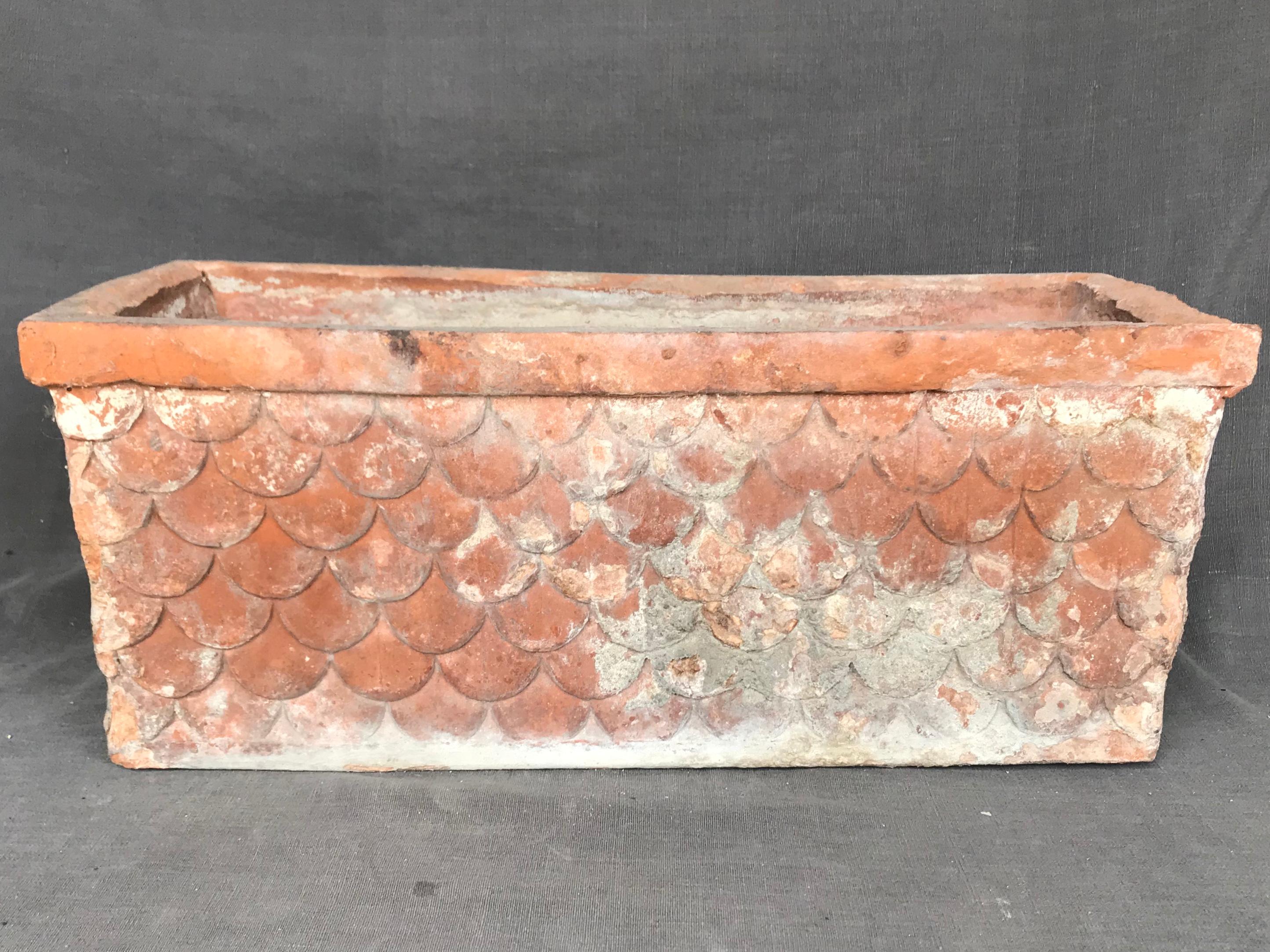Italian neoclassical terracotta planter. Antique rectangular planter with all-over fish-scale pattern, Italy, early 1800.
Dimensions: 18
