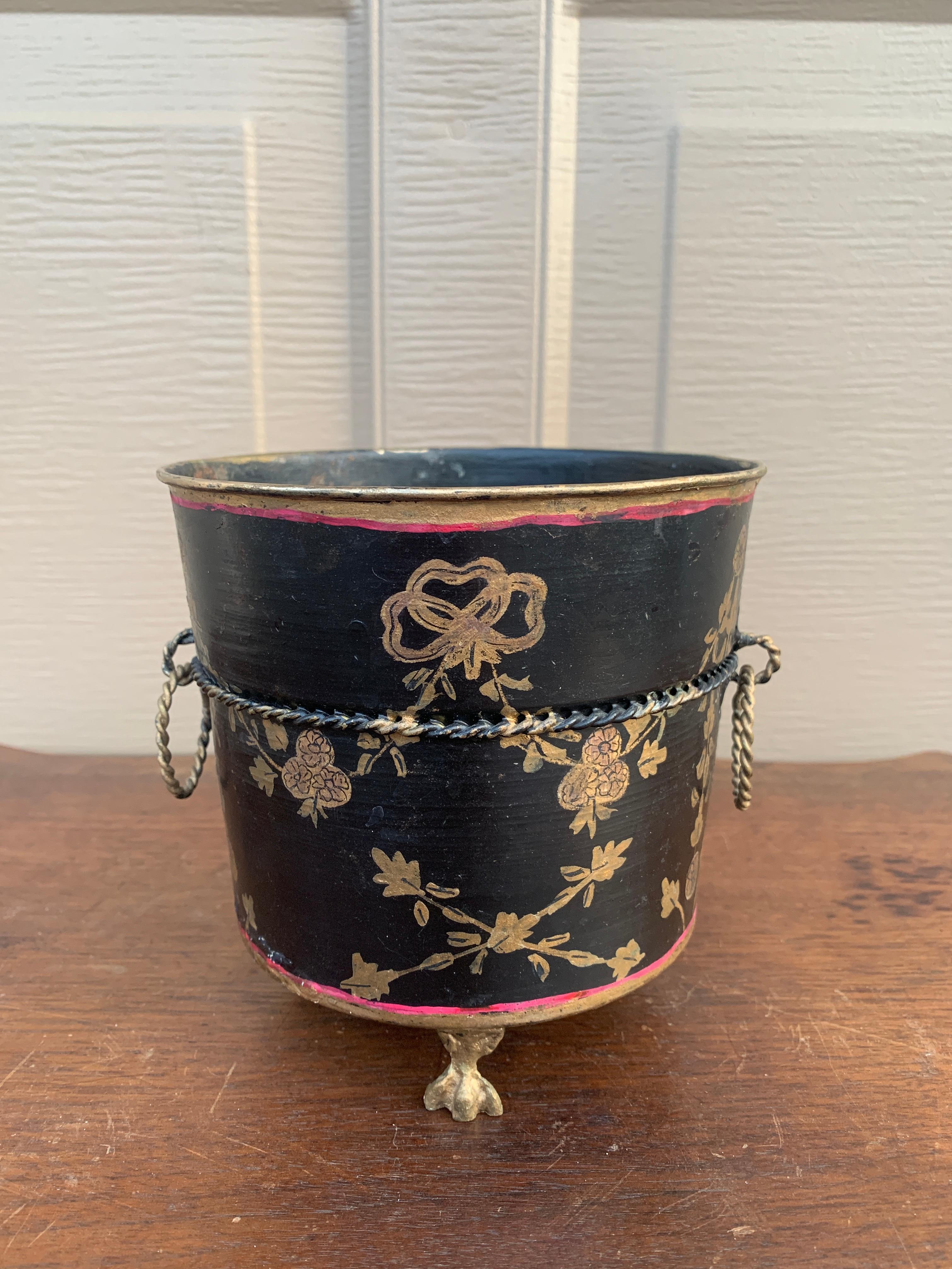 A gorgeous neoclassical black & gold tole cachepot, planter, or vase

Italy, Circa Early 20th Century

Measures: 6