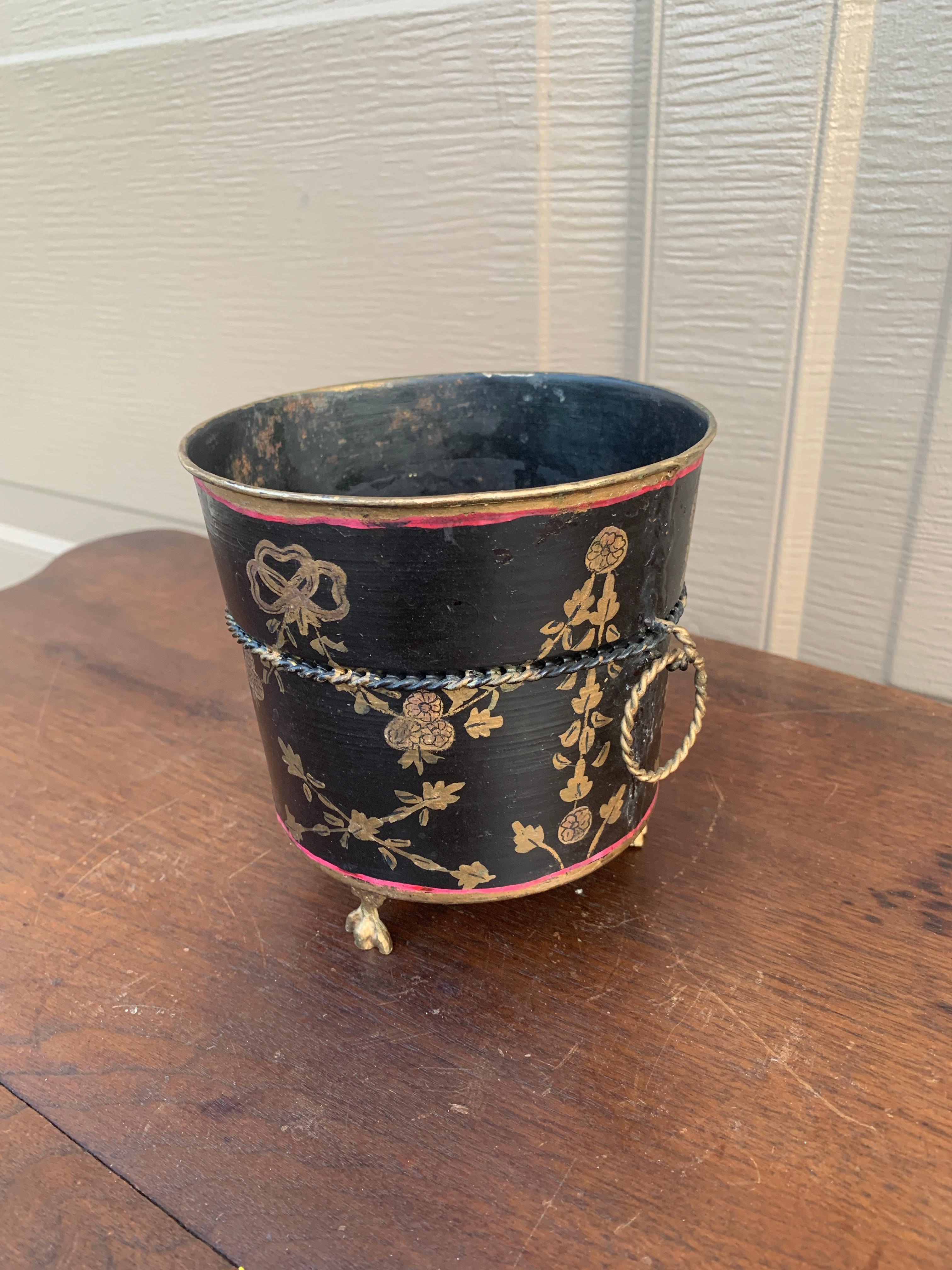 Italian Neoclassical Tole Black & Gold Cachepot Planter Vase In Good Condition For Sale In Elkhart, IN